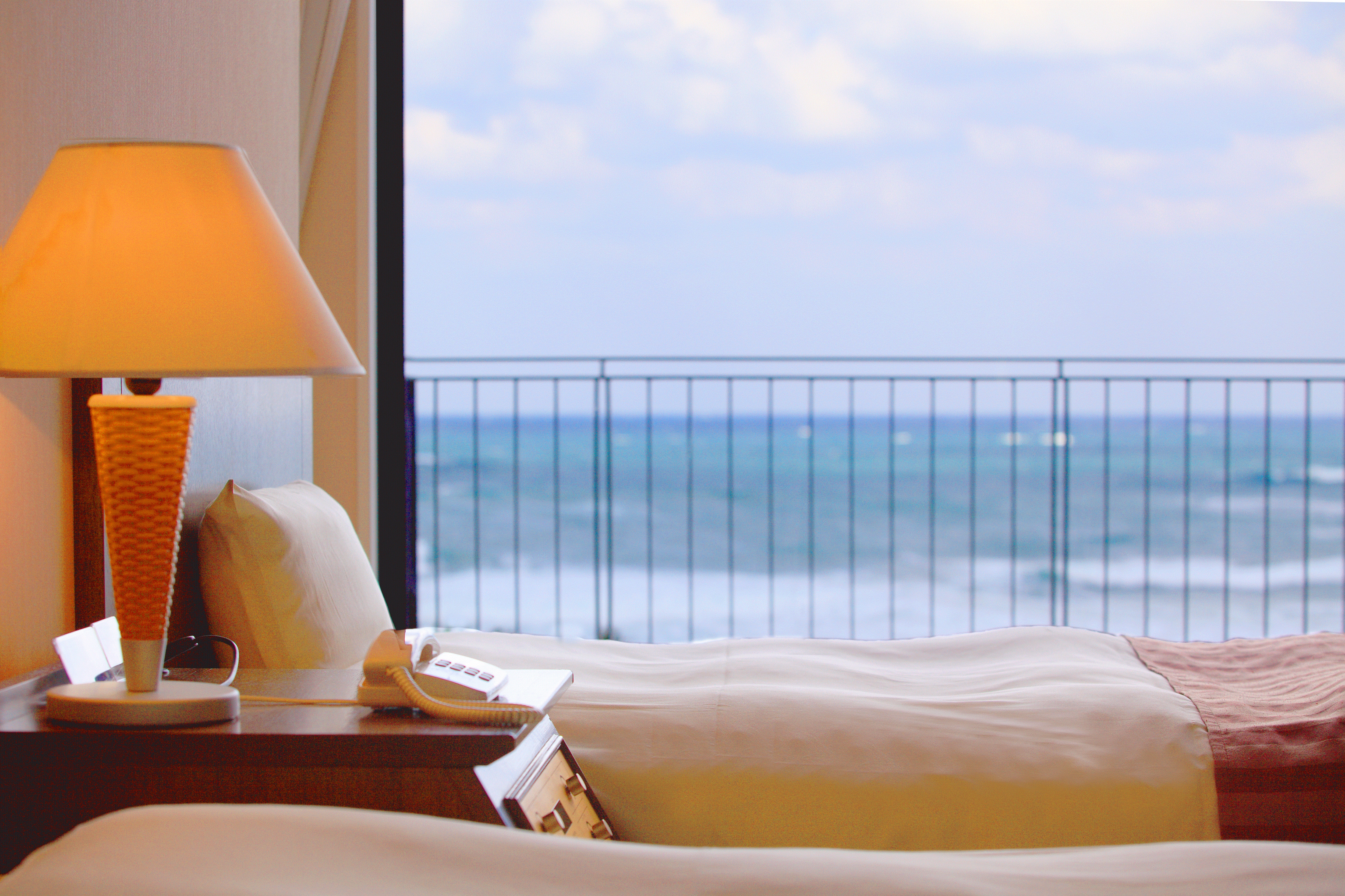 A gentle breeze blows through the windows, allowing you to relax comfortably while looking out at the sea.