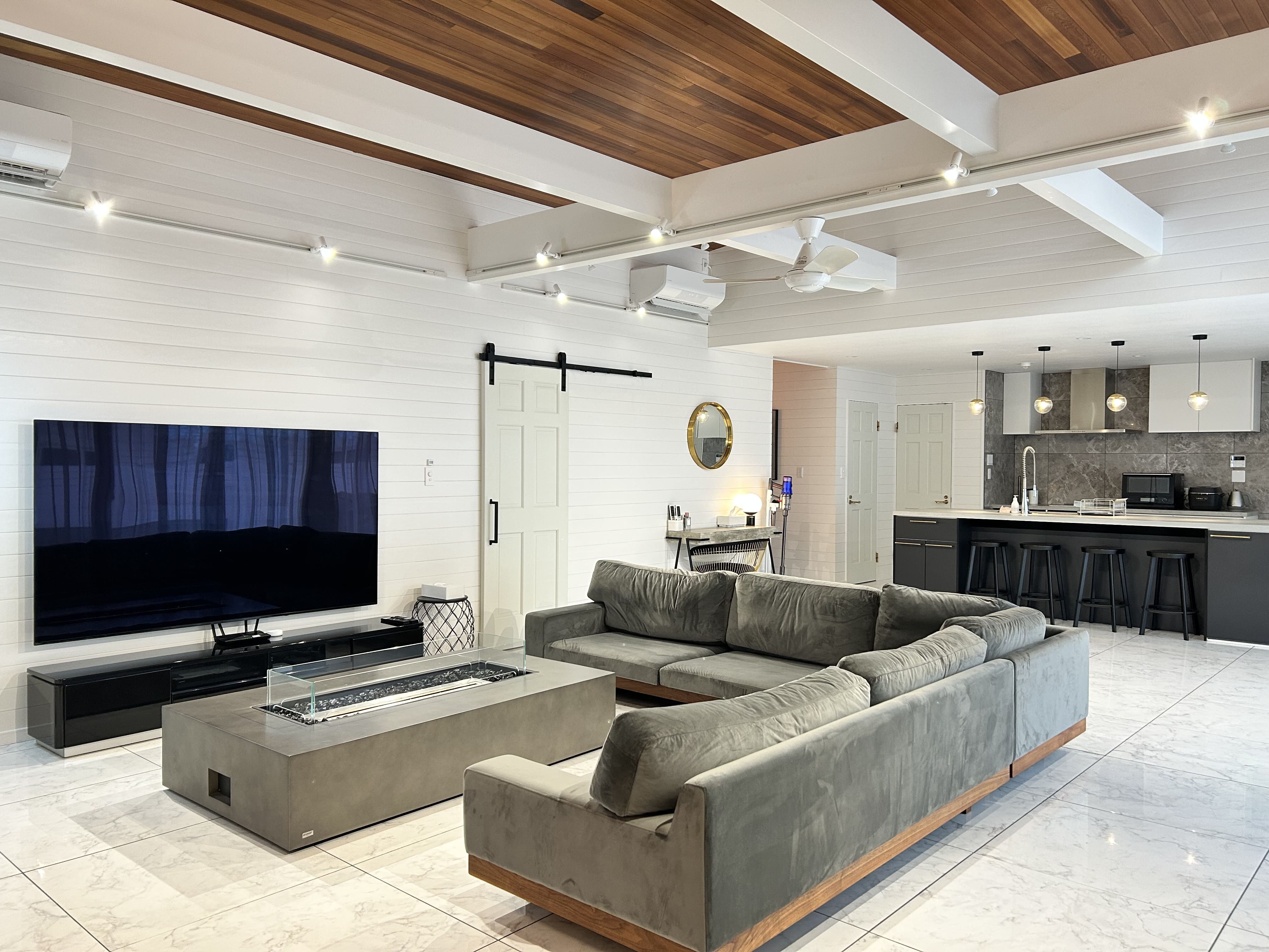 An L-shaped sofa where everyone can sit comfortably and a large TV