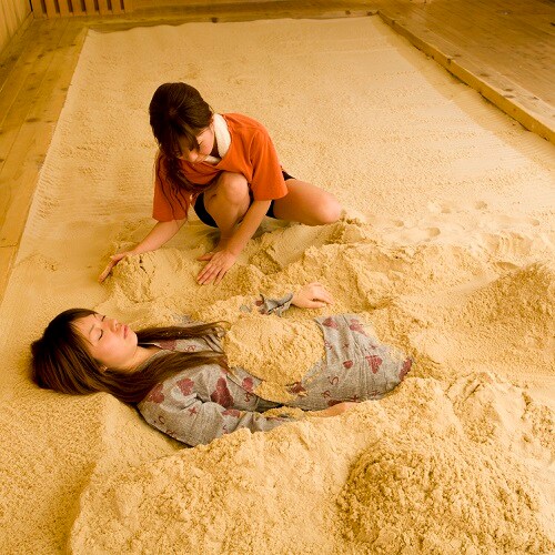 모래 소금 목욕 모래 소금을 뿌리는 모습