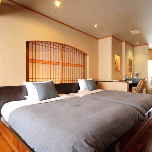 Room with semi-open-air bath with 10 tatami floor flooring and semi-double bed.