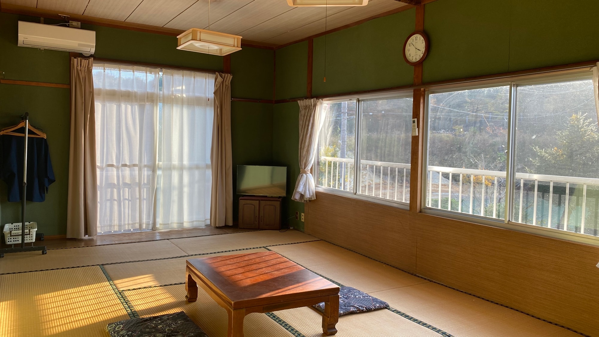 * [Lake side / 12 tatami Japanese-style room] A spacious Japanese-style room recommended for groups and families. You'll feel open and relaxed.