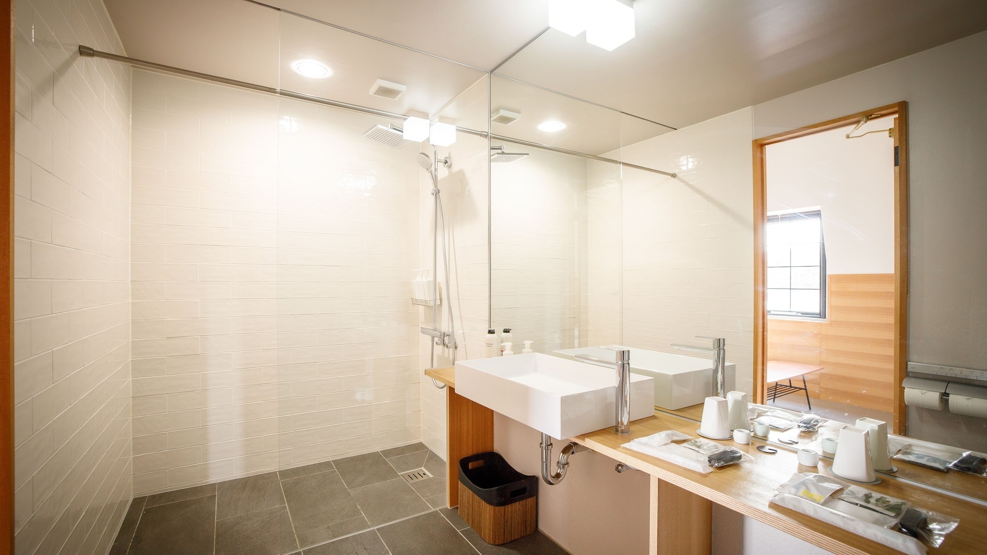 [Luxury Twin] It features a spacious shower room. It will heal the tiredness of your trip.