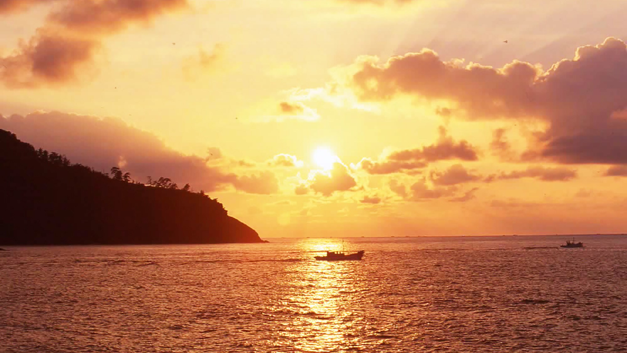 *[ทิวทัศน์ในวันหนึ่ง] พระอาทิตย์ตกและเรือประมงที่ชายหาดทาเคโนฮามะ
