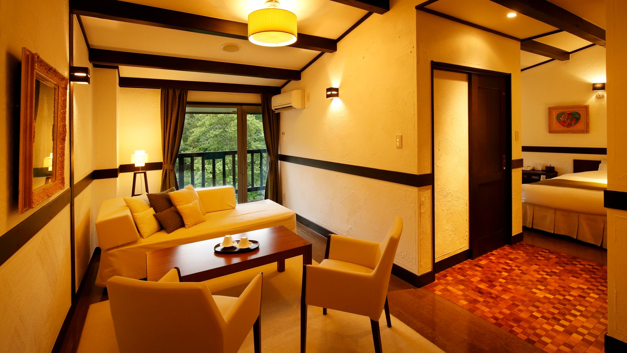 [Comfort twin] From the spacious living room and bedroom, you can see the beech forest dyed in the four seasons.