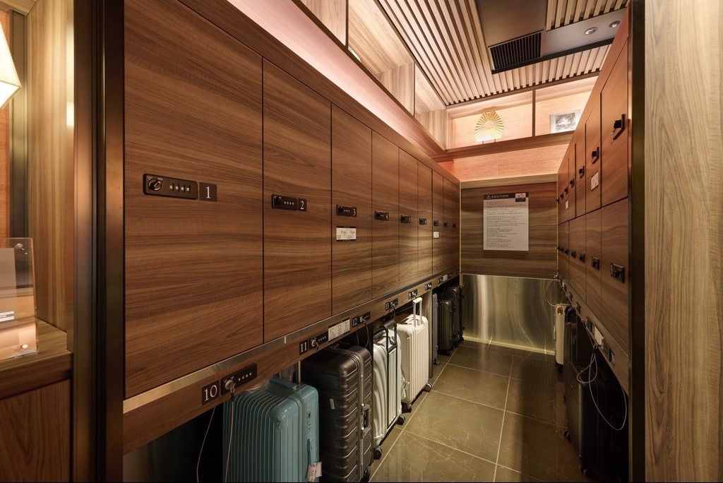 Self-cloakroom
