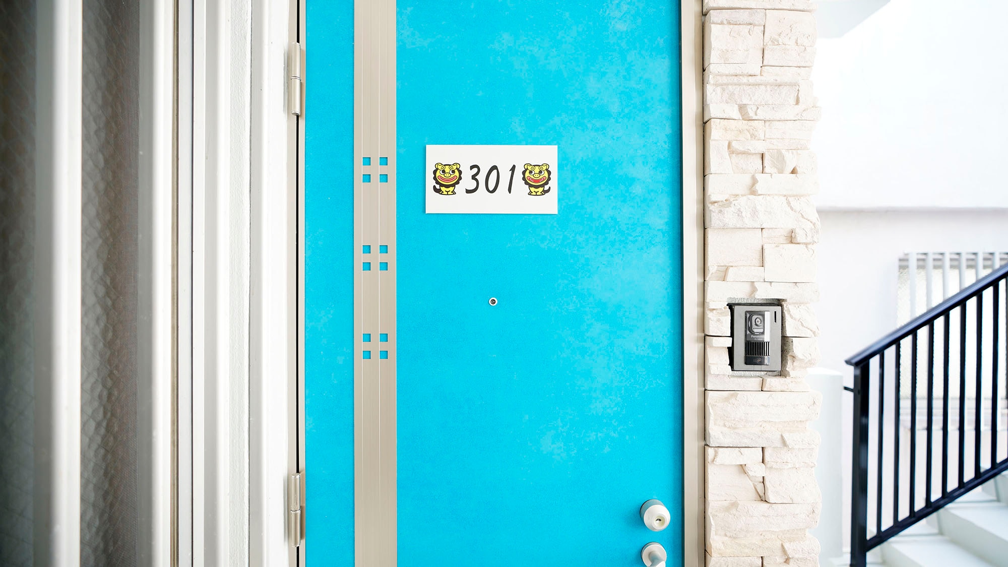 ・Room 301: Look for the blue door that resembles the ocean of Okinawa.