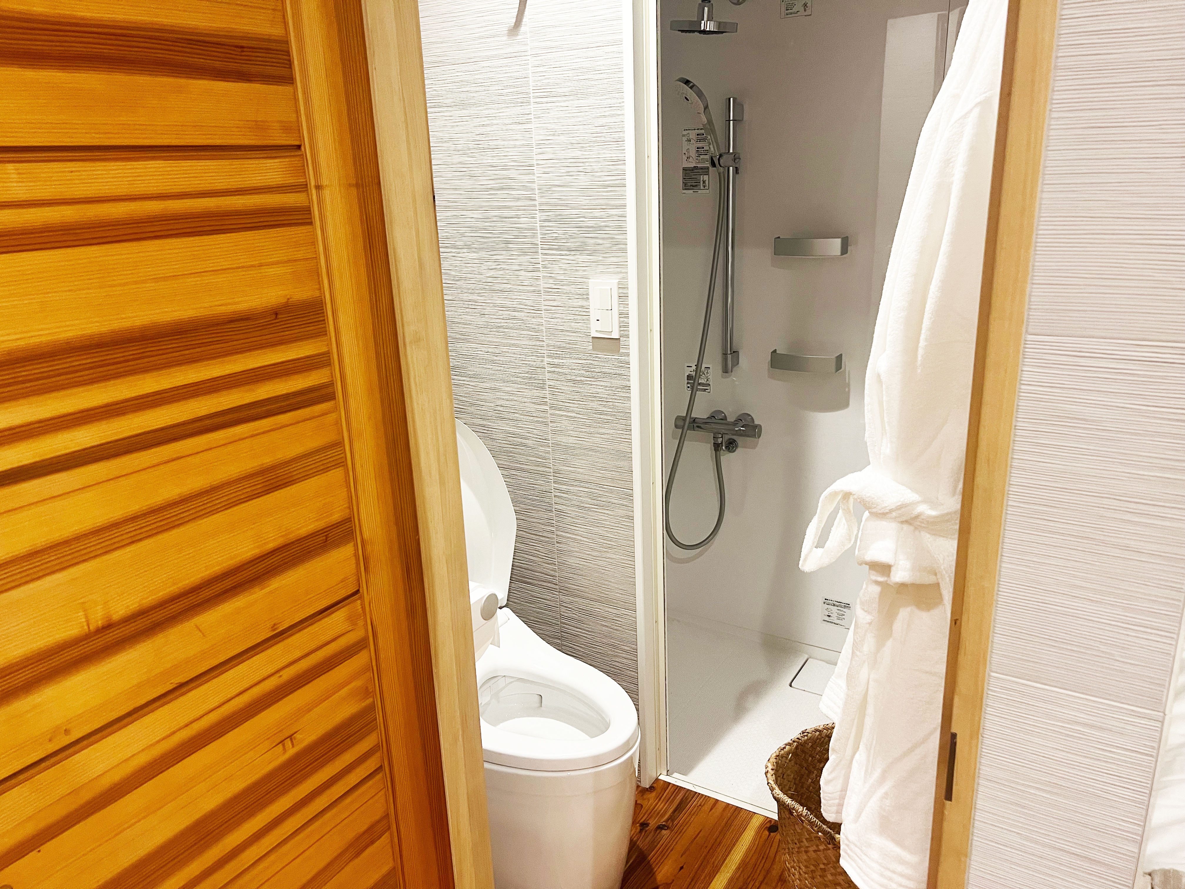 Lodge 1 toilet and shower booth