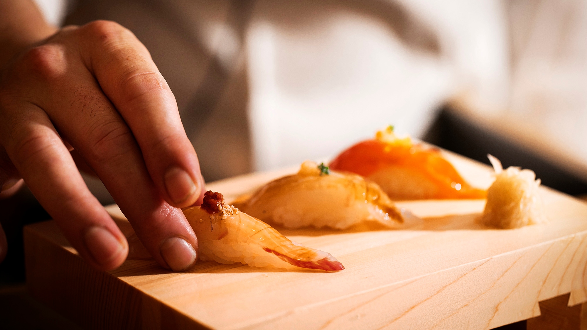 We serve fresh seafood from the Genkai Sea, one of the world's leading fishing grounds, in the "most delicious way to hold".