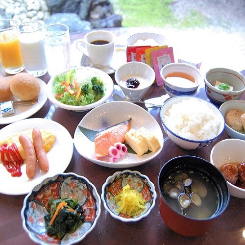 New breakfast style during the COVID-19 pandemic: A breakfast buffet where you can freely choose small dishes and more! We provide safe and secure meals.