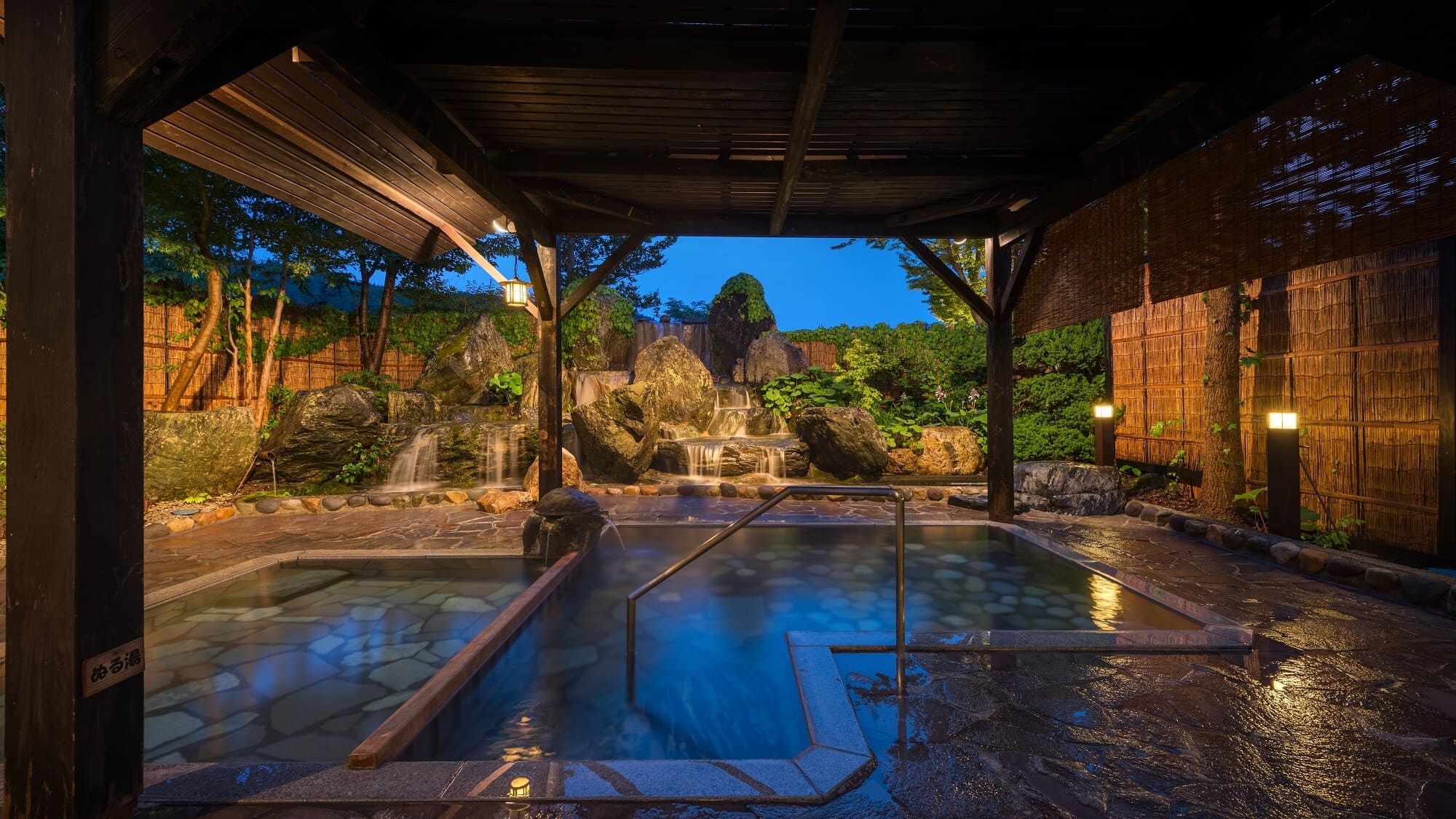 100% free-flowing hot spring! The radium ion-rich beauty hot spring "Seseragi" is an open-air bath with a flowing waterfall.