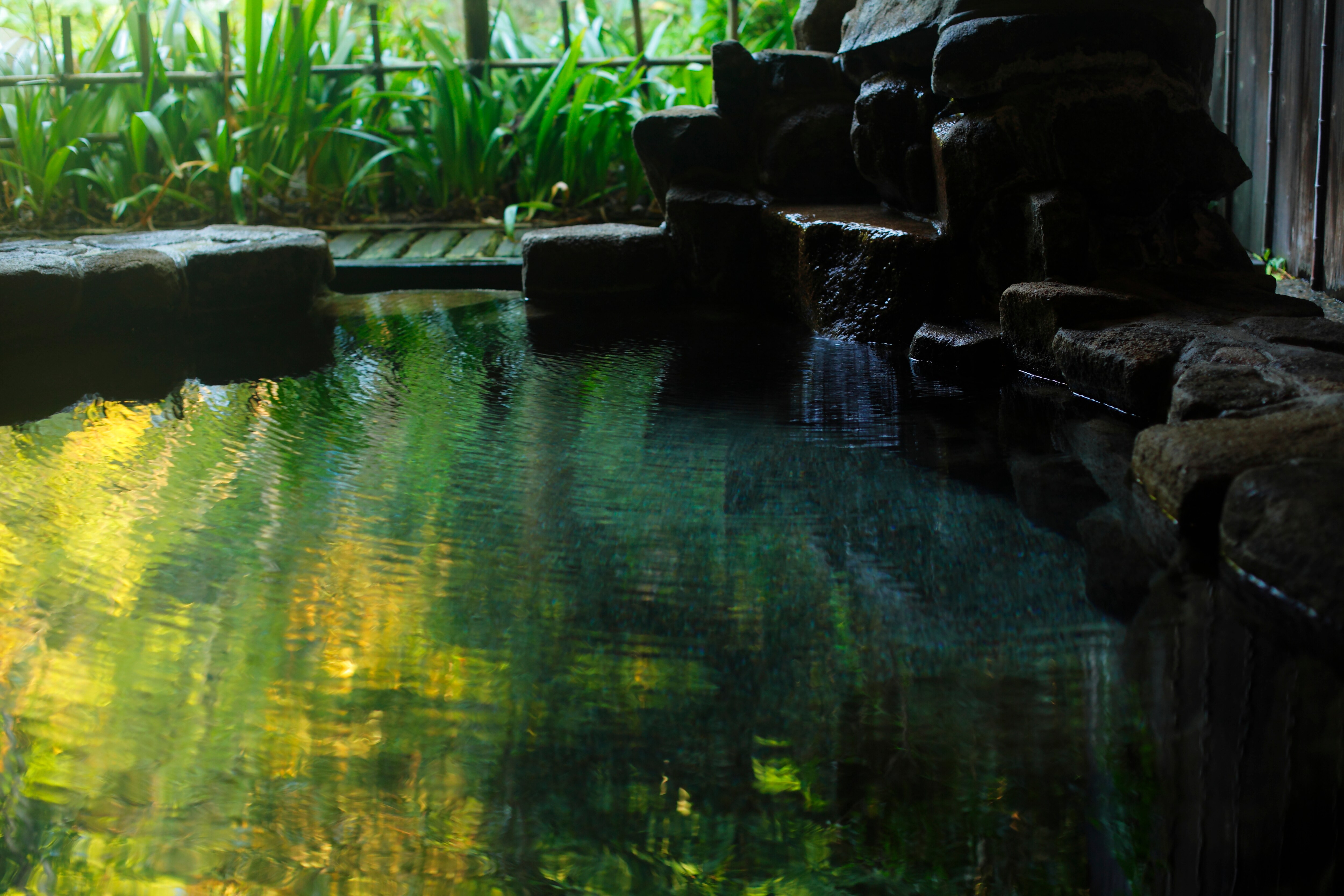 Private bath (rock)