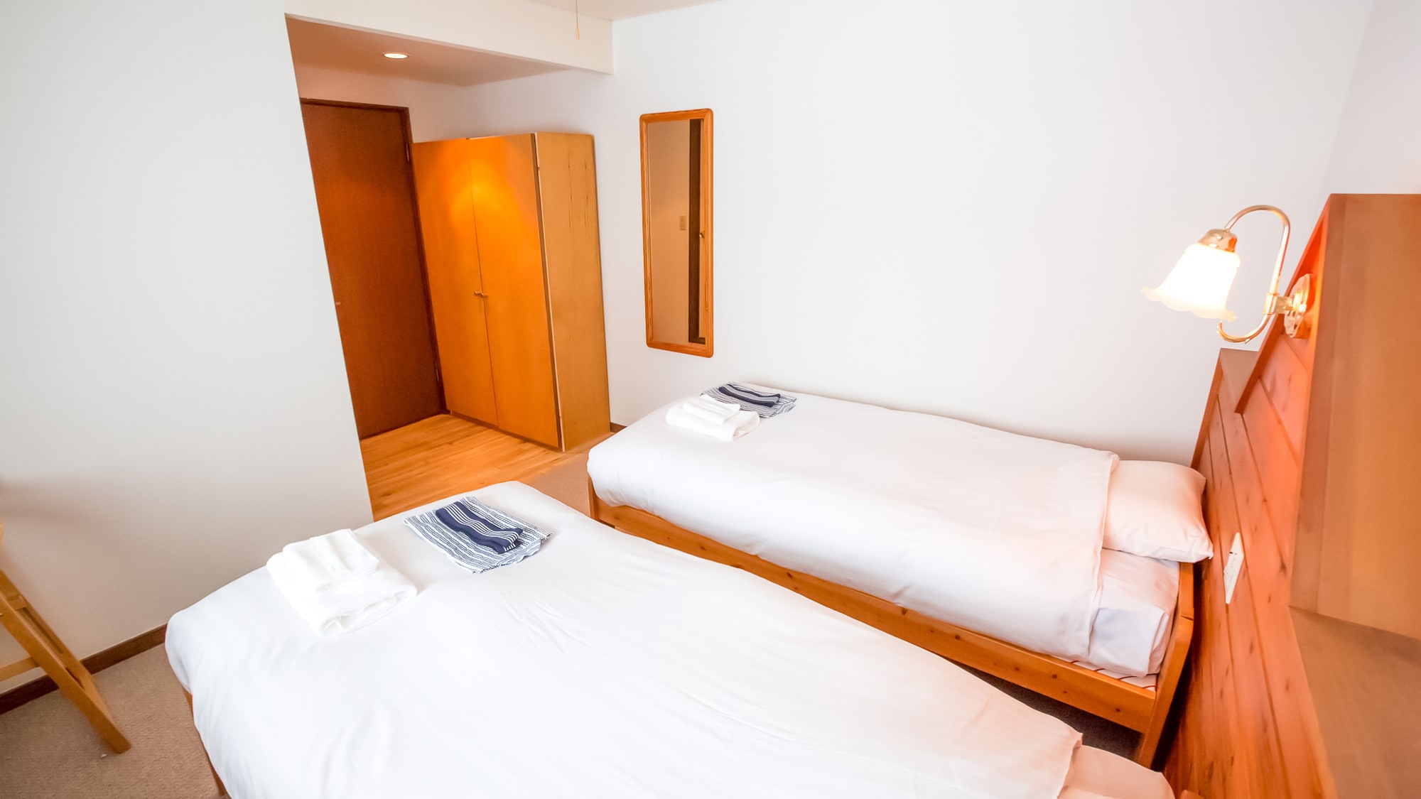 ・<Example of Room E3> A relaxing space separated from the living room