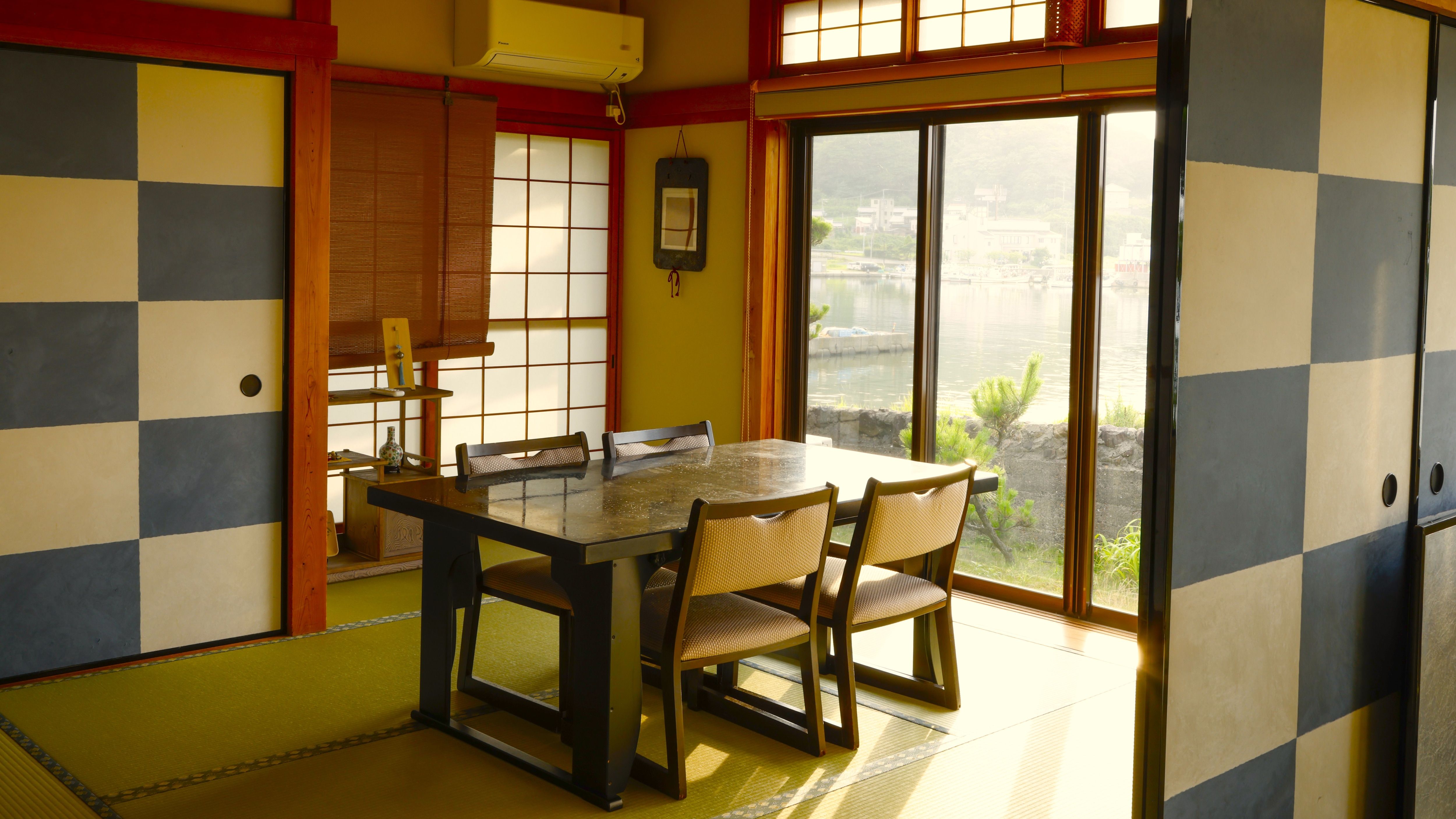 [Hall/Restaurant] Relax and enjoy the delicacies of Tango while looking out at the garden.