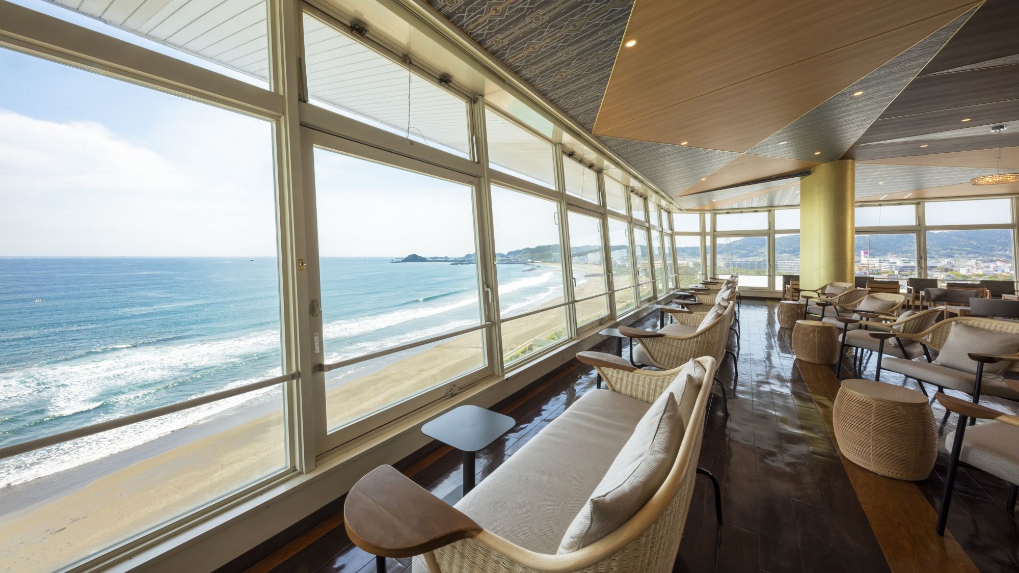 5·6·7층 프리미엄 플로어에 숙박하는 고객 전용의 “PREMIUM LOUNGE” 호텔 최상층 8