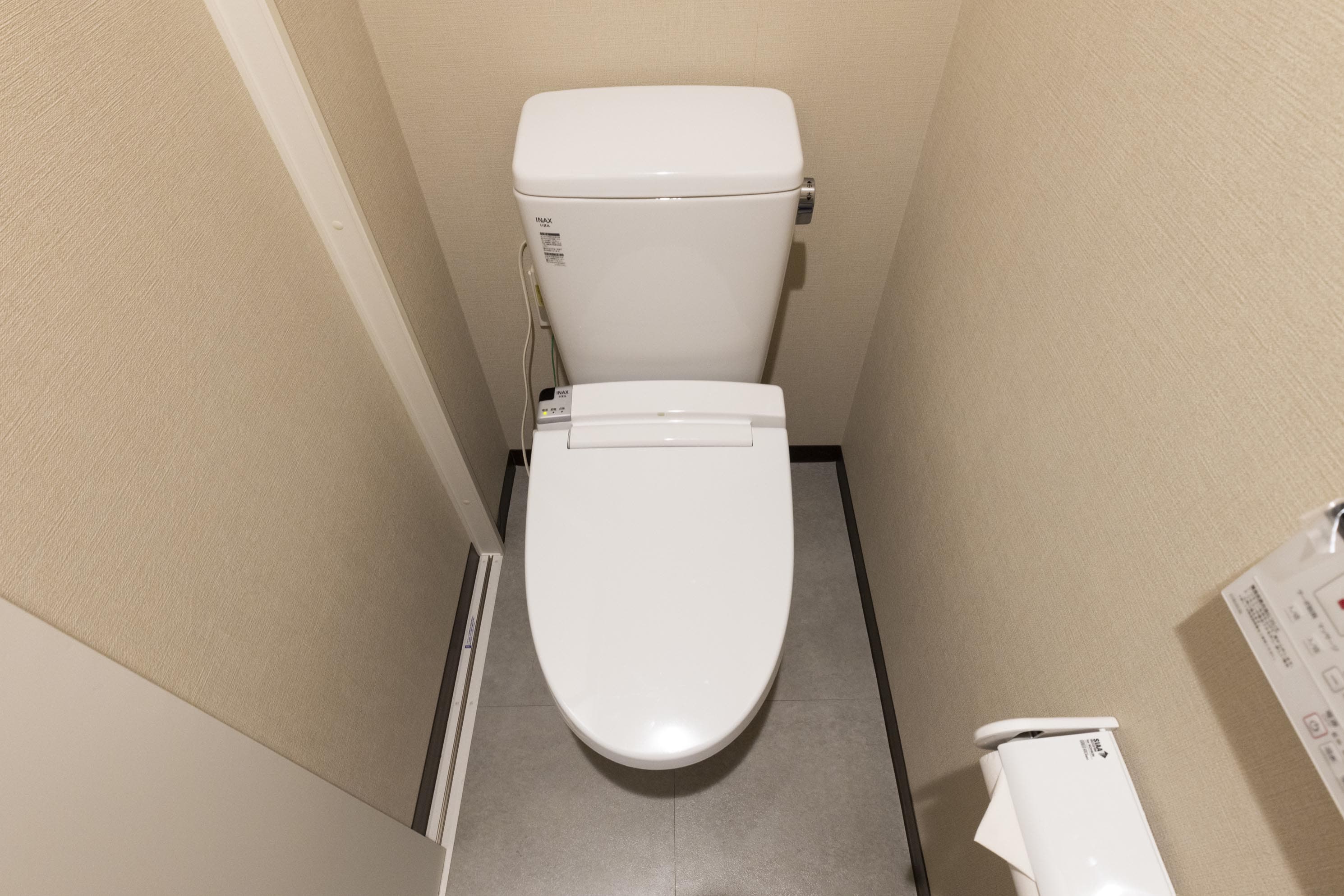 Toilet with flushing function