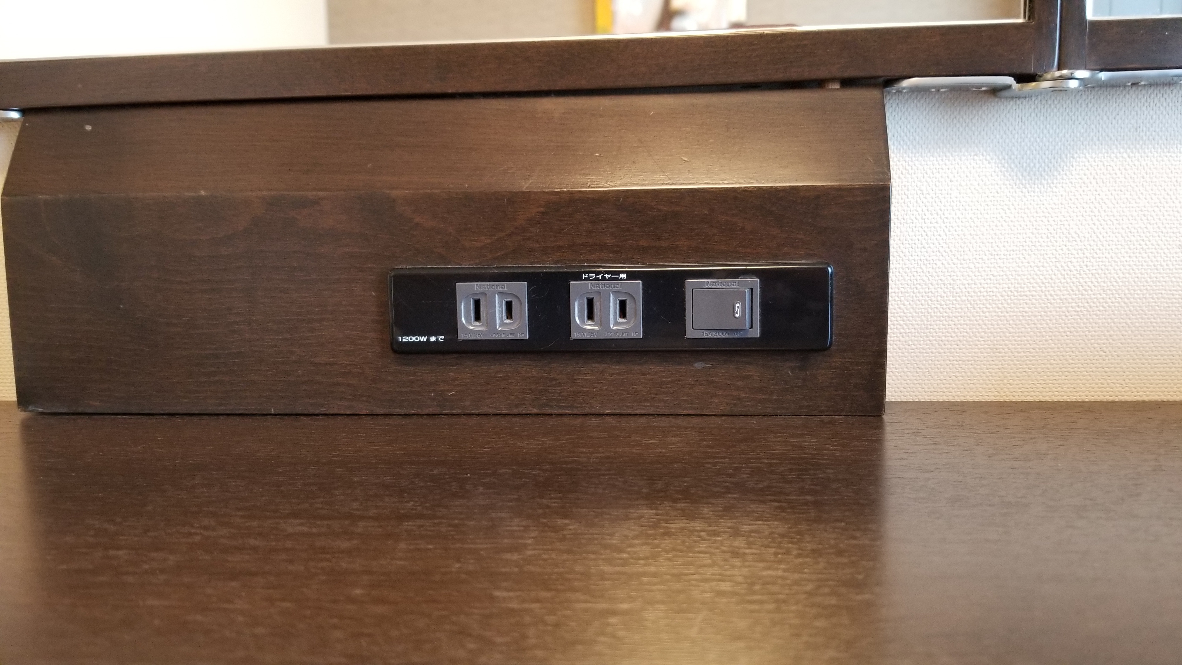 Stopkontak yang terpasang di meja