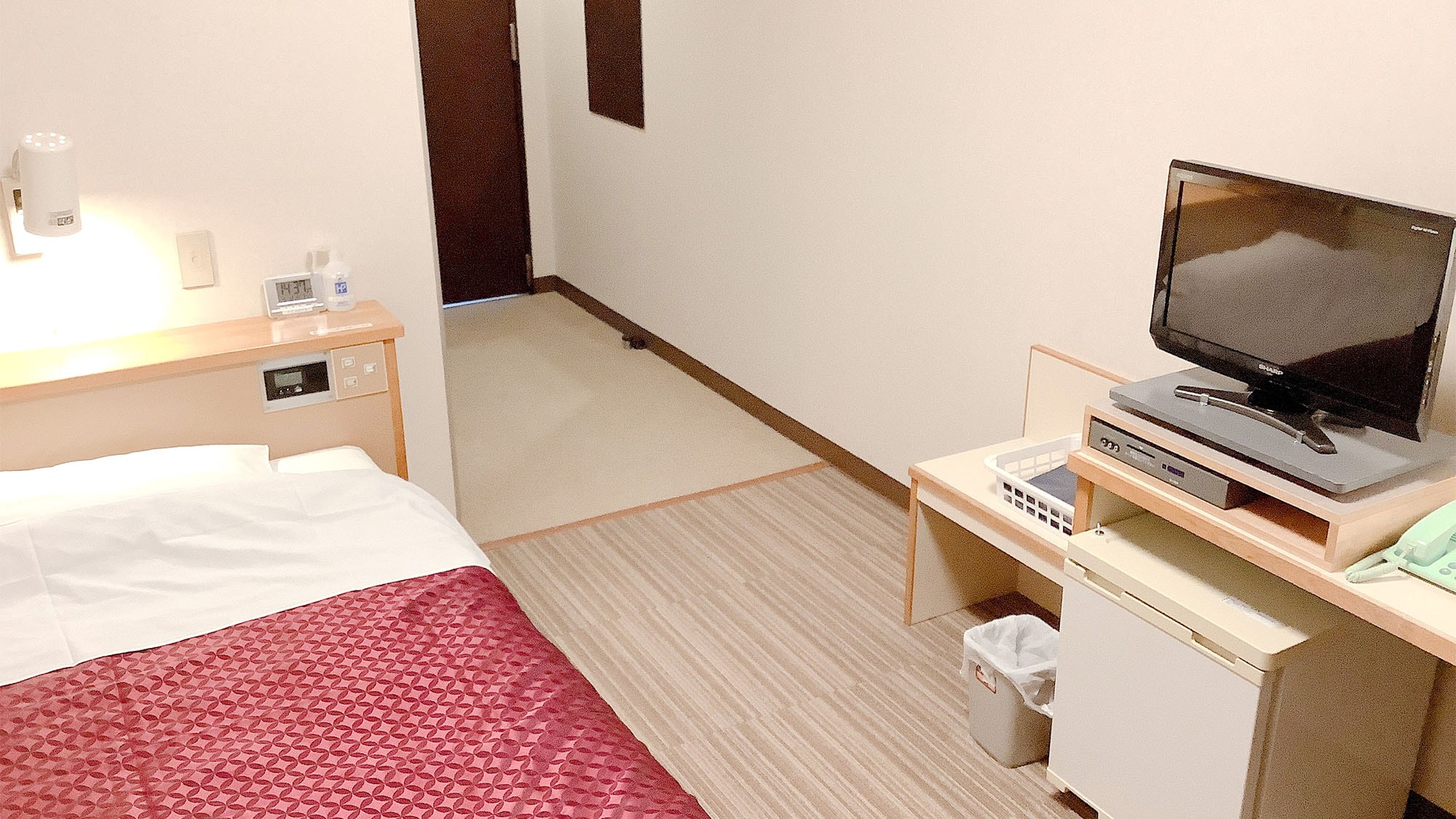 ・ [Semi-double room] We have a large bed with a bed width of 120 cm.