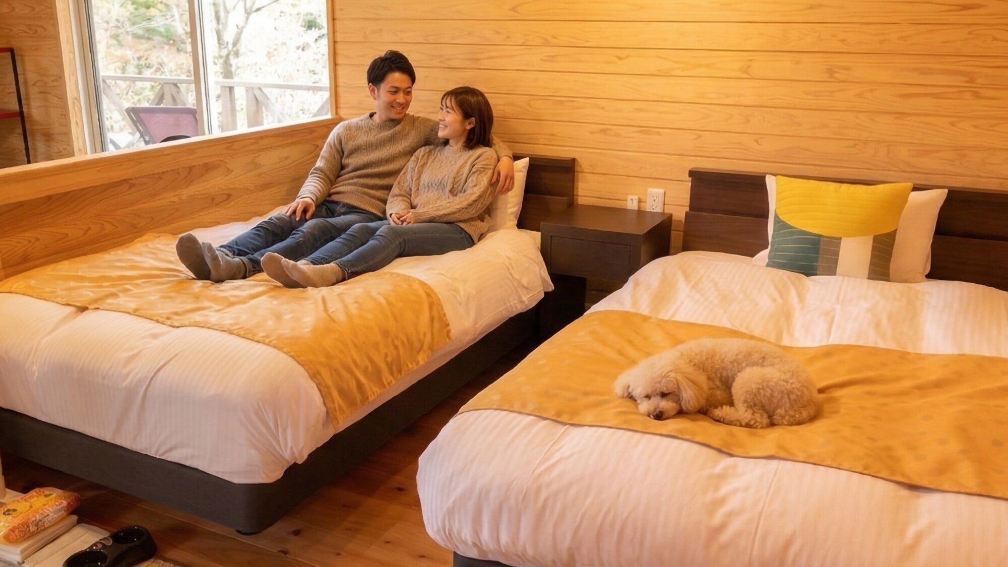 Guest rooms where you can spend time in the same space as your beloved dog. Relax on the bed and enjoy your time however you like.