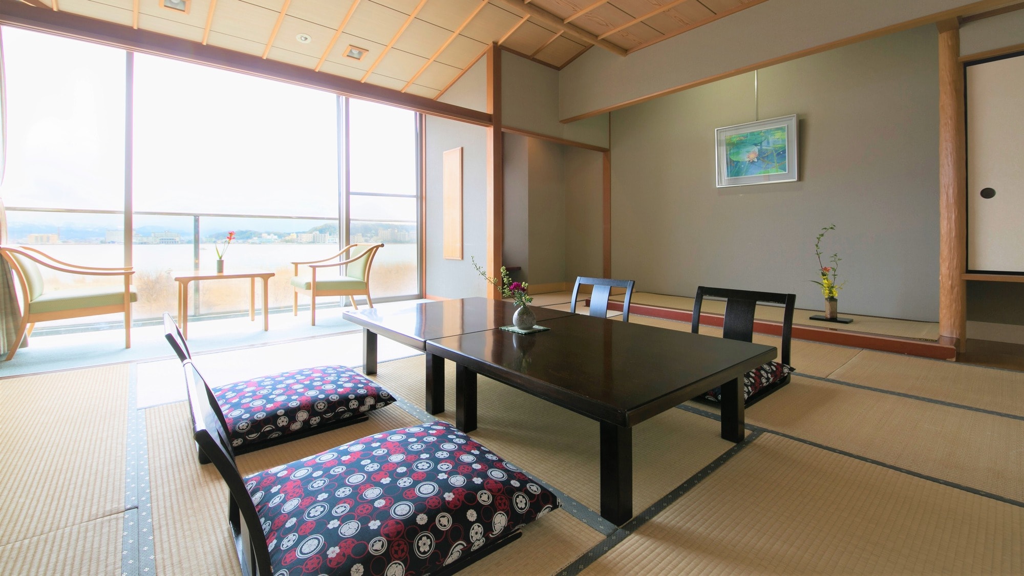 [Japanese-style room] You can relax in this Japanese-style room and enjoy the lakeside atmosphere from the balcony. *Image