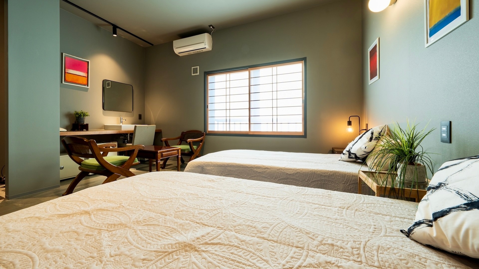 Room 2: Western-style room/twin