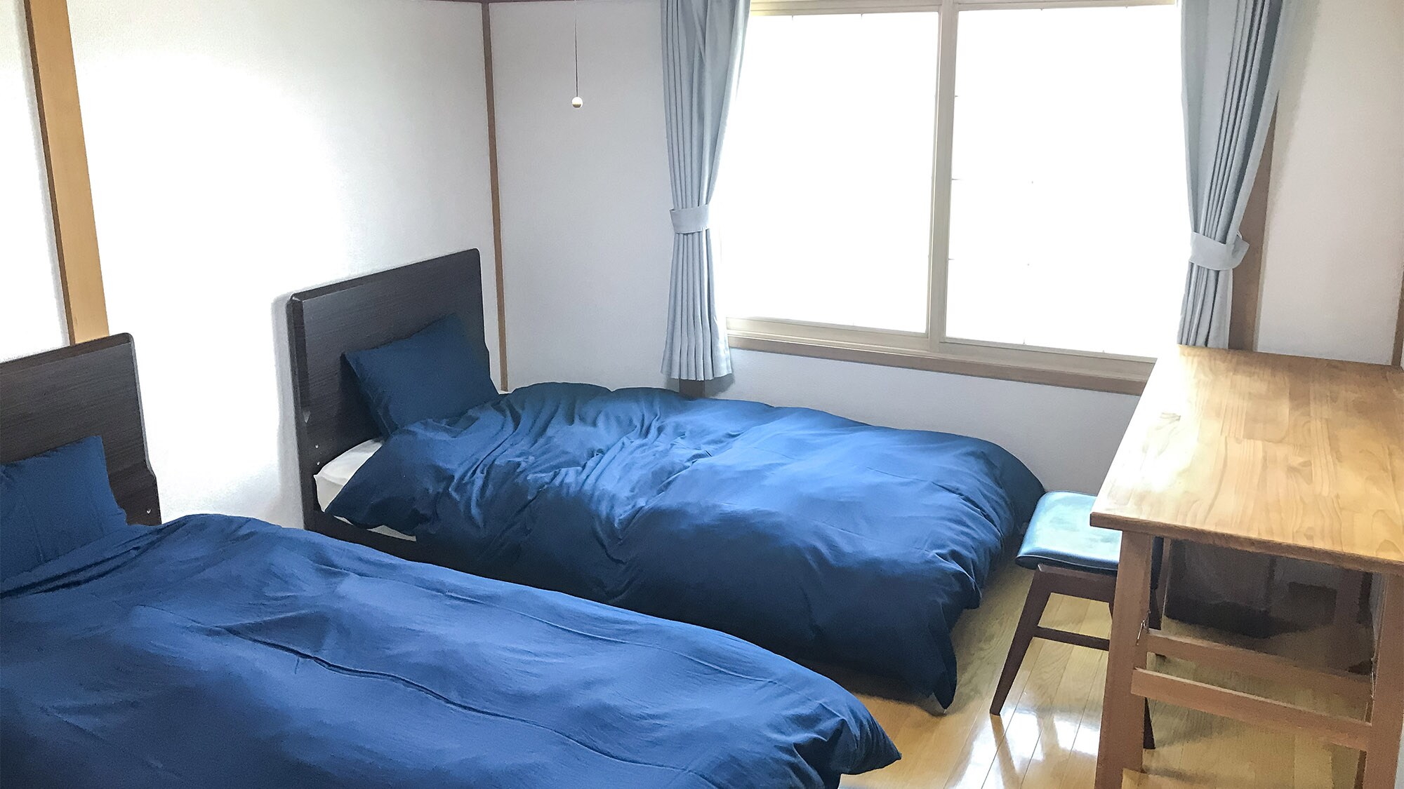 ・2 single beds with space for putting on makeup or doing other small tasks