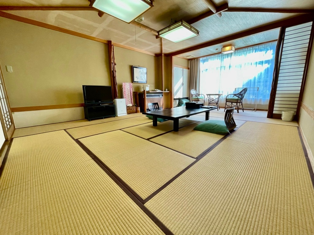 Kamar 305 (kamar bergaya Jepang 14 tikar tatami + beranda lebar)