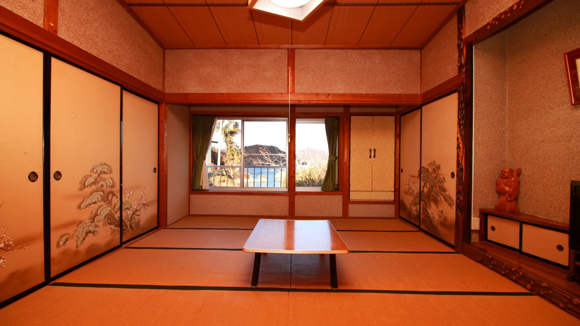 [Example of guest room] Although it is an old type Japanese-style room, there are rooms of various sizes, and it was used comfortably according to the number of people.