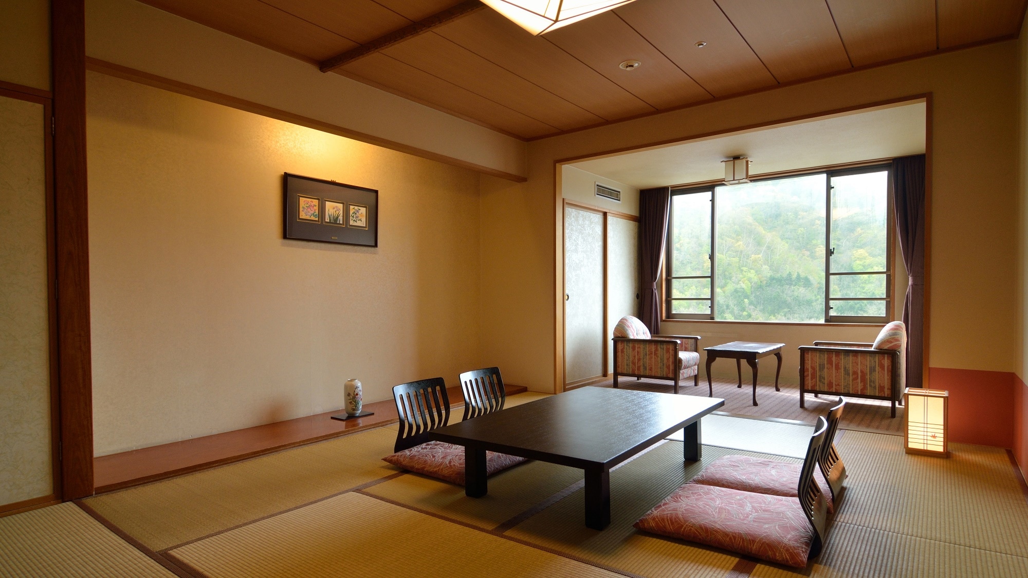 【일본식 방 10 다다미】 창가에는 2 다다미 정도의 가장자리 쪽. 개방감이 있는 방에서 느긋하게 흐르는 리조트 시간을 만끽.