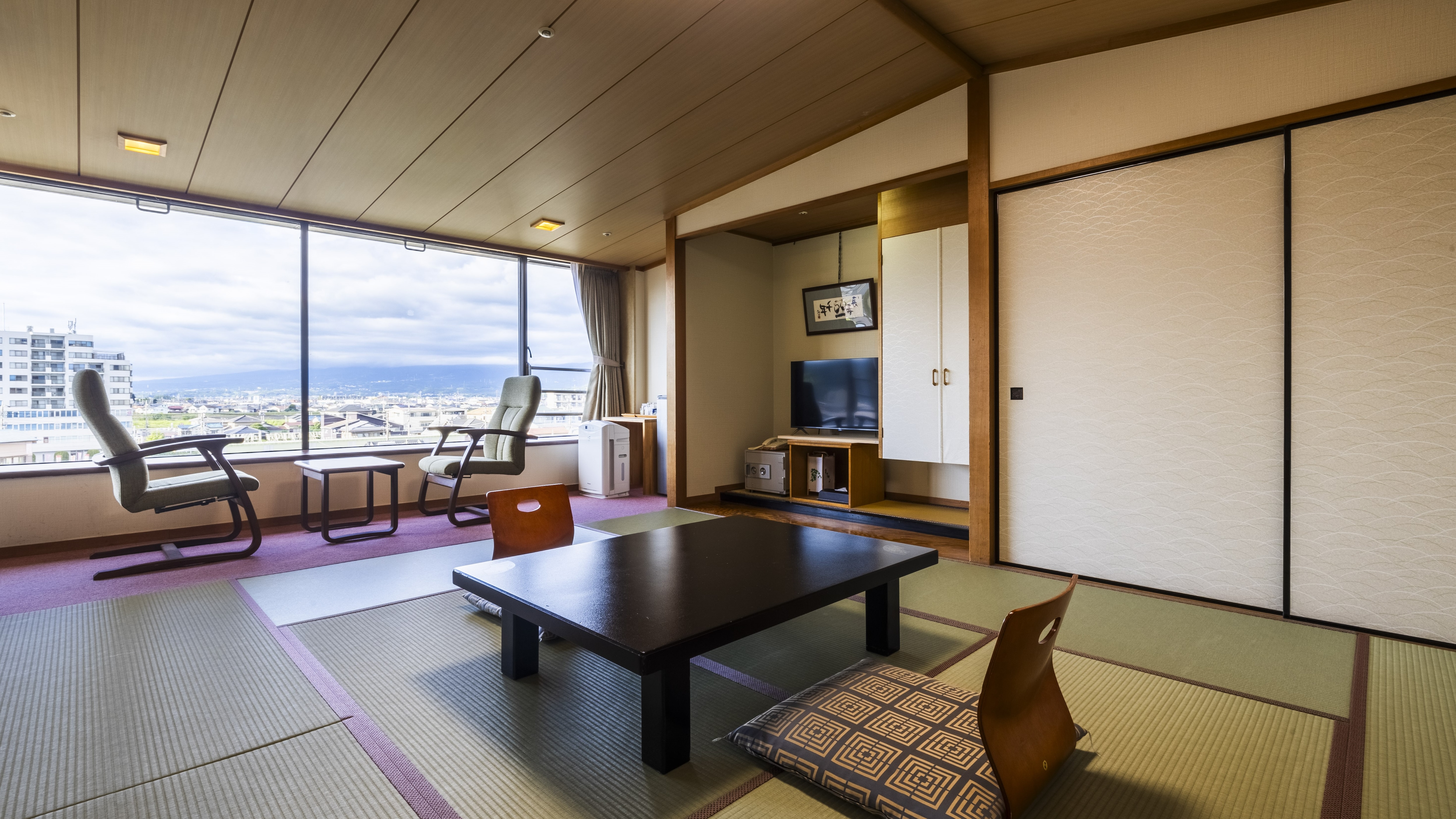[Japanese-style room with 10 tatami mats] The large single window gives a great sense of openness!