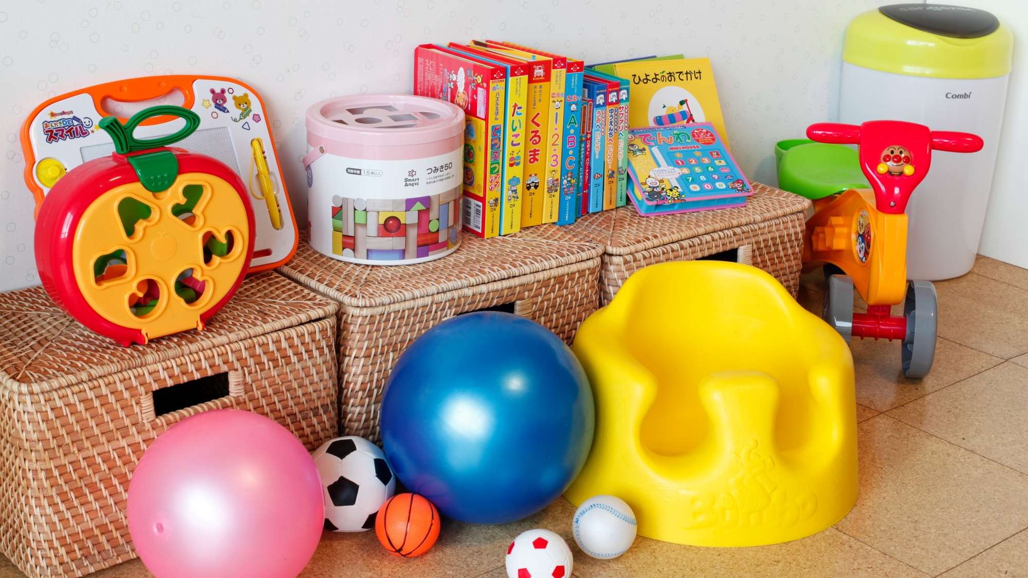 We have toys, picture books, etc. that children can enjoy (baby room "SORA~Sora~")