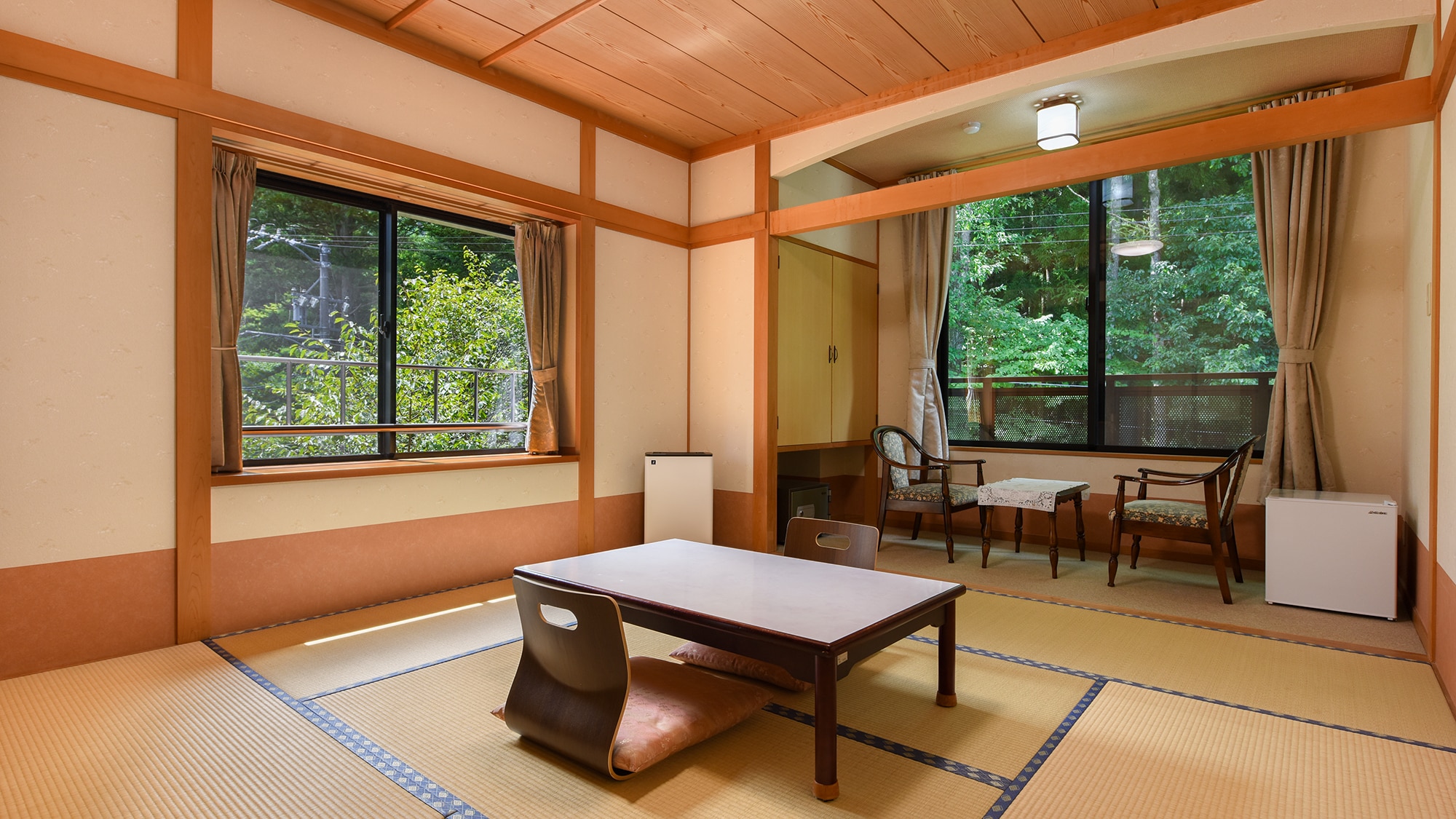 *[No view, forest side/8 tatami Japanese-style room] A Japanese-style room with 8 tatami mats and a wide veranda on the [opposite] side of the lake. Outside the window is a forest of trees.