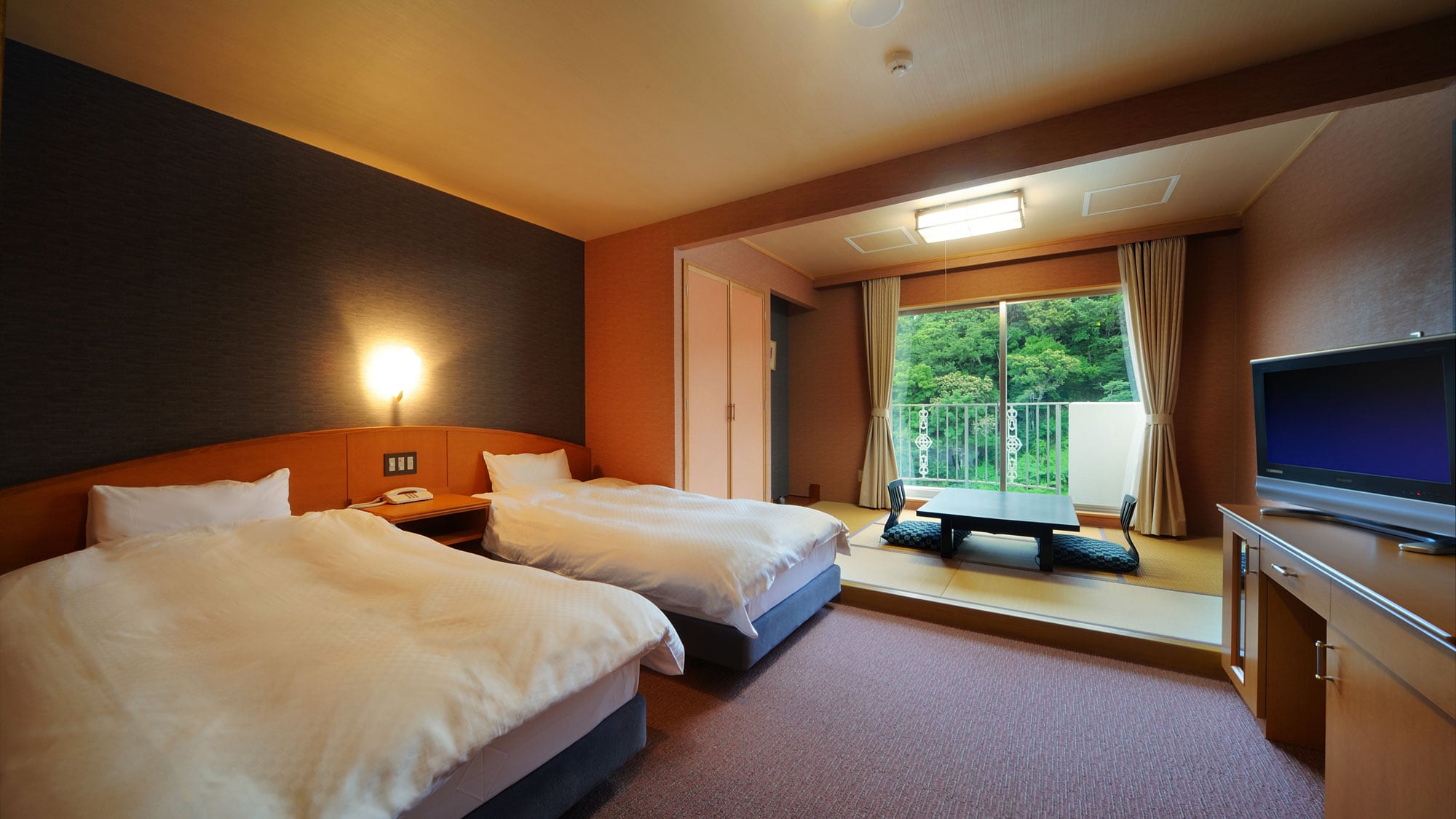 An example of a Japanese and Western room on the mountain side