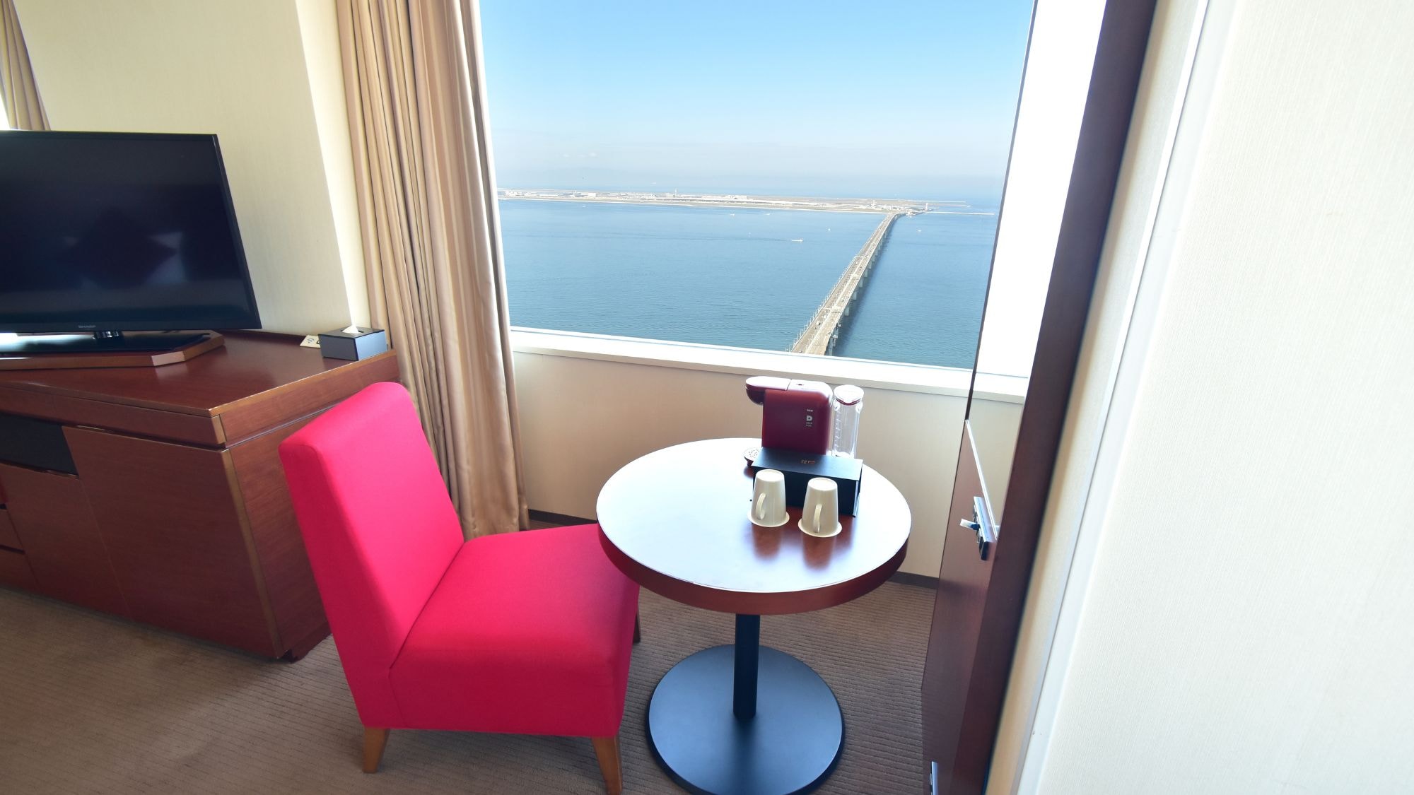 高级豪华转角双床房，机场景观