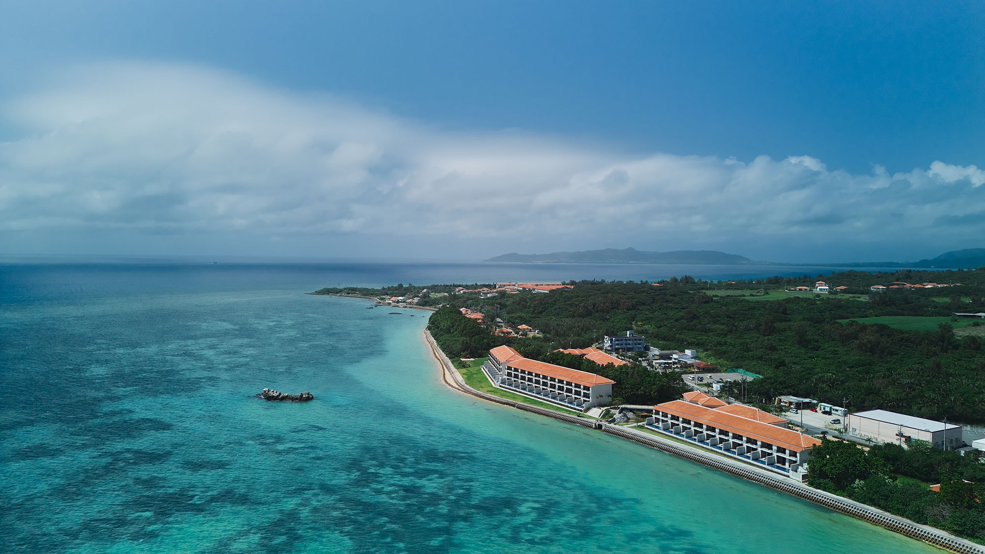 [Exterior] Iriomote Island can be seen in the distance.