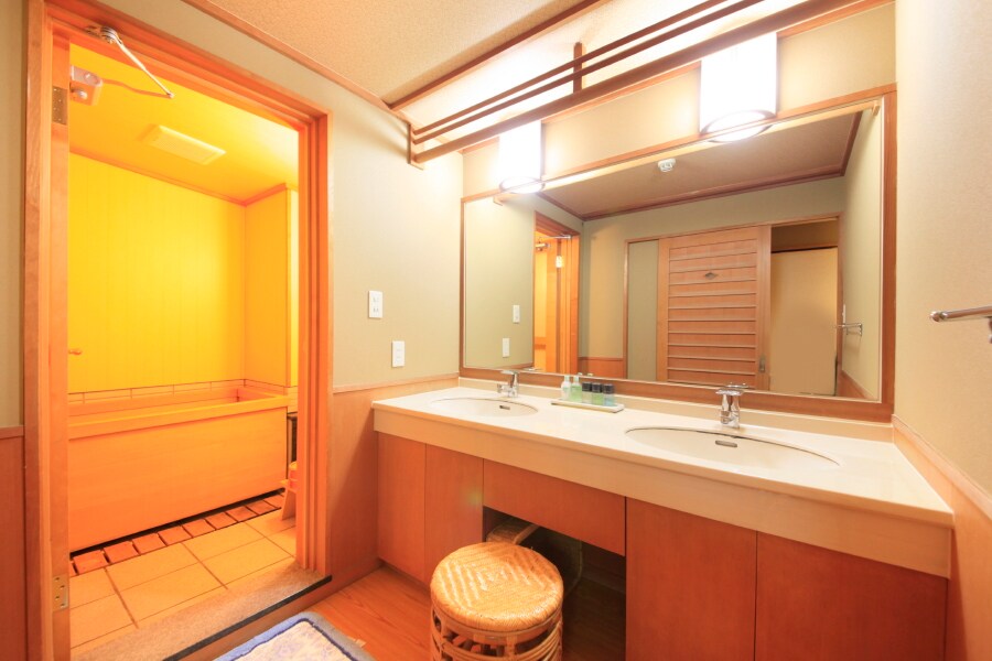 Japanese-style room along the Shinkan mountain stream 16 tatami mats (1st floor) with bath and cleaning function toilet