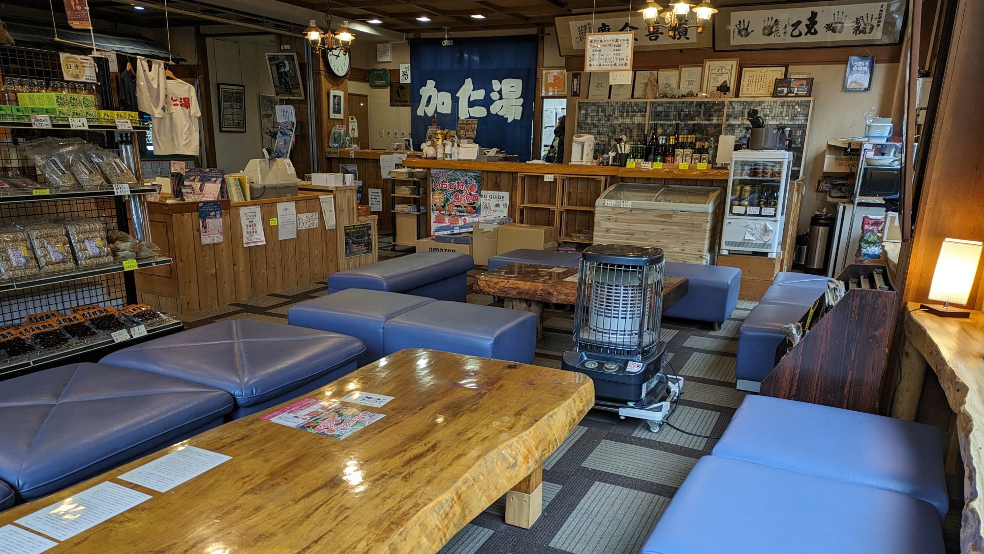 [Facilities] Lobby, wood counter/Enjoy it as a place for conversations with fellow travelers.