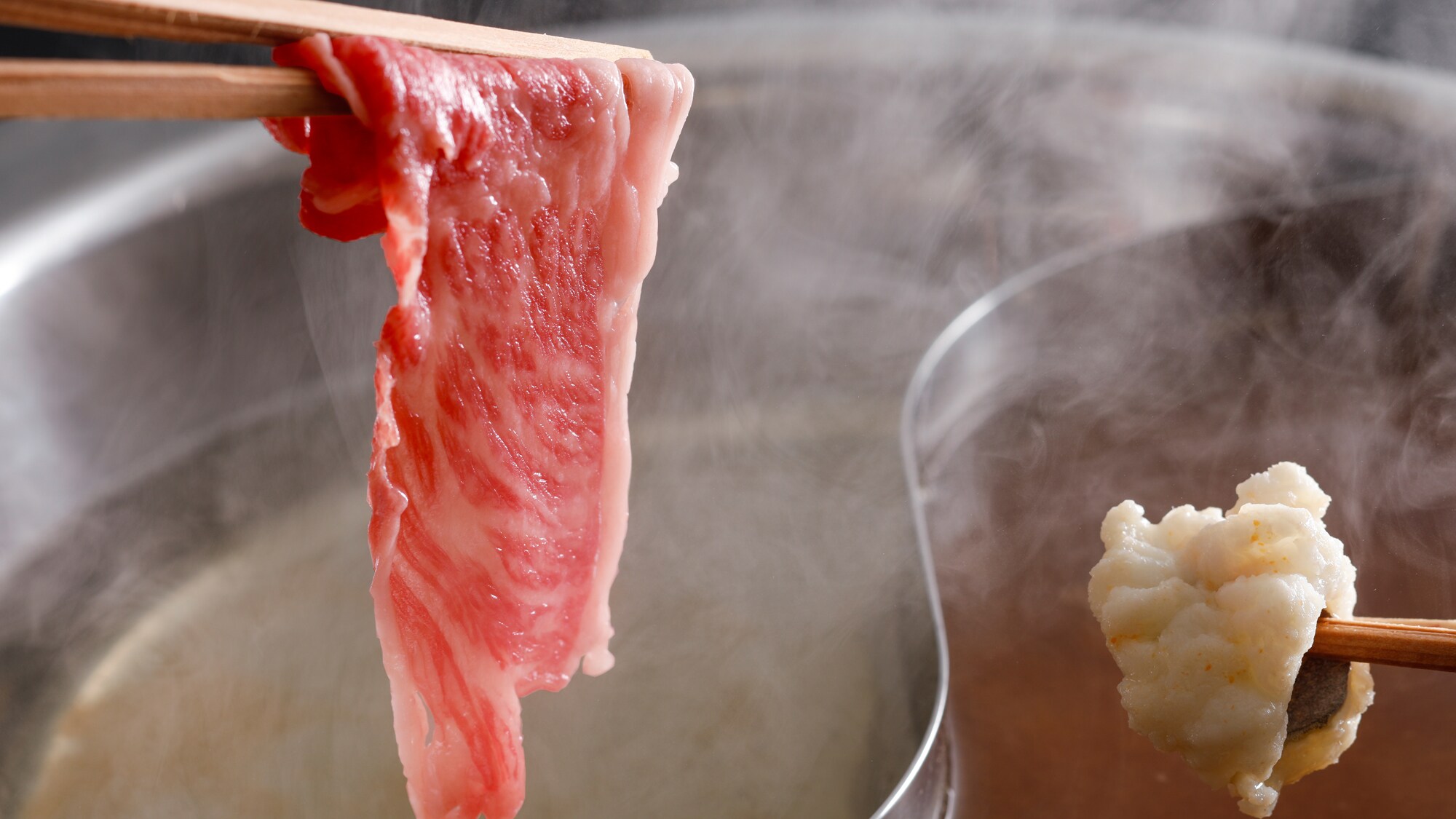 Two-color hotpot filled with the bounty of Awaji Island's sea and mountains (food image)