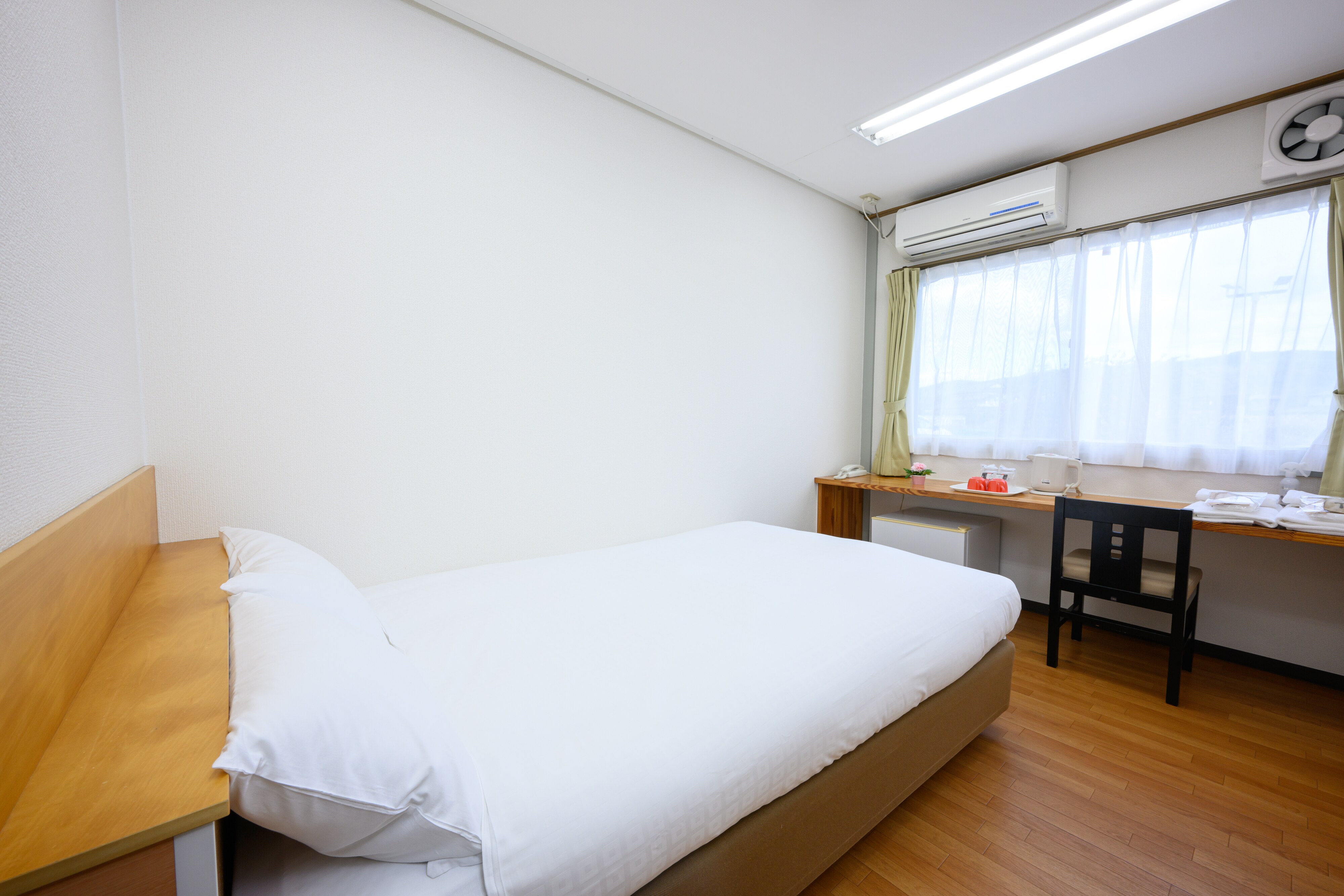 *Guest rooms (no TV)