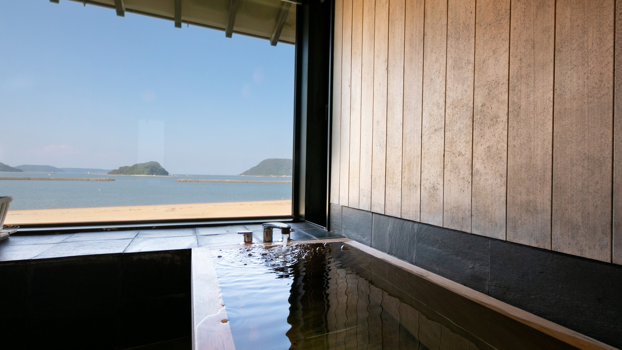 Bạn có thể nhìn thấy biển Karatsu từ bồn tắm.