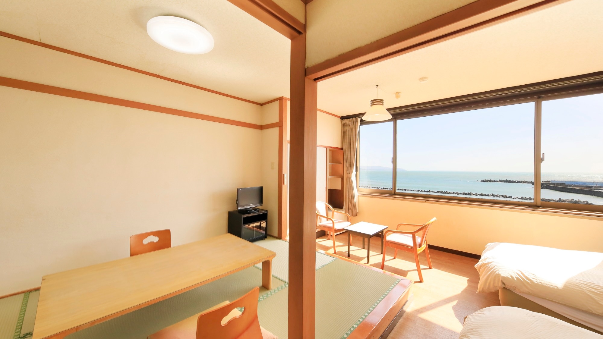 [Standard Japanese-Western Room] The large windows in the guest rooms offer a panoramic view of Maebara Yokosuka Beach, which has been selected as one of the 100 best beaches in Japan.
