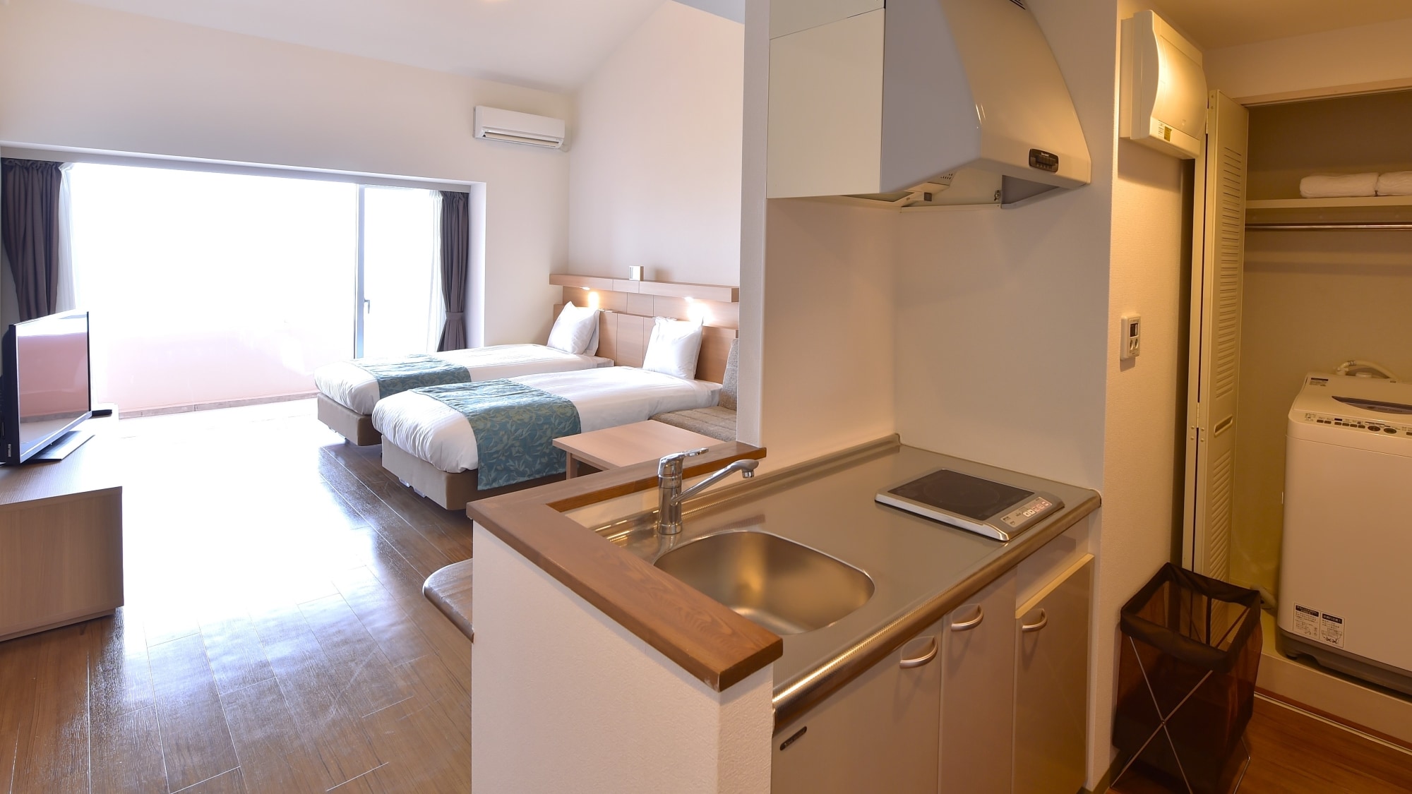 [Type A1 Western-style room] Recommended for workdays and casual trips. You can see Miyako Blue from the terrace.