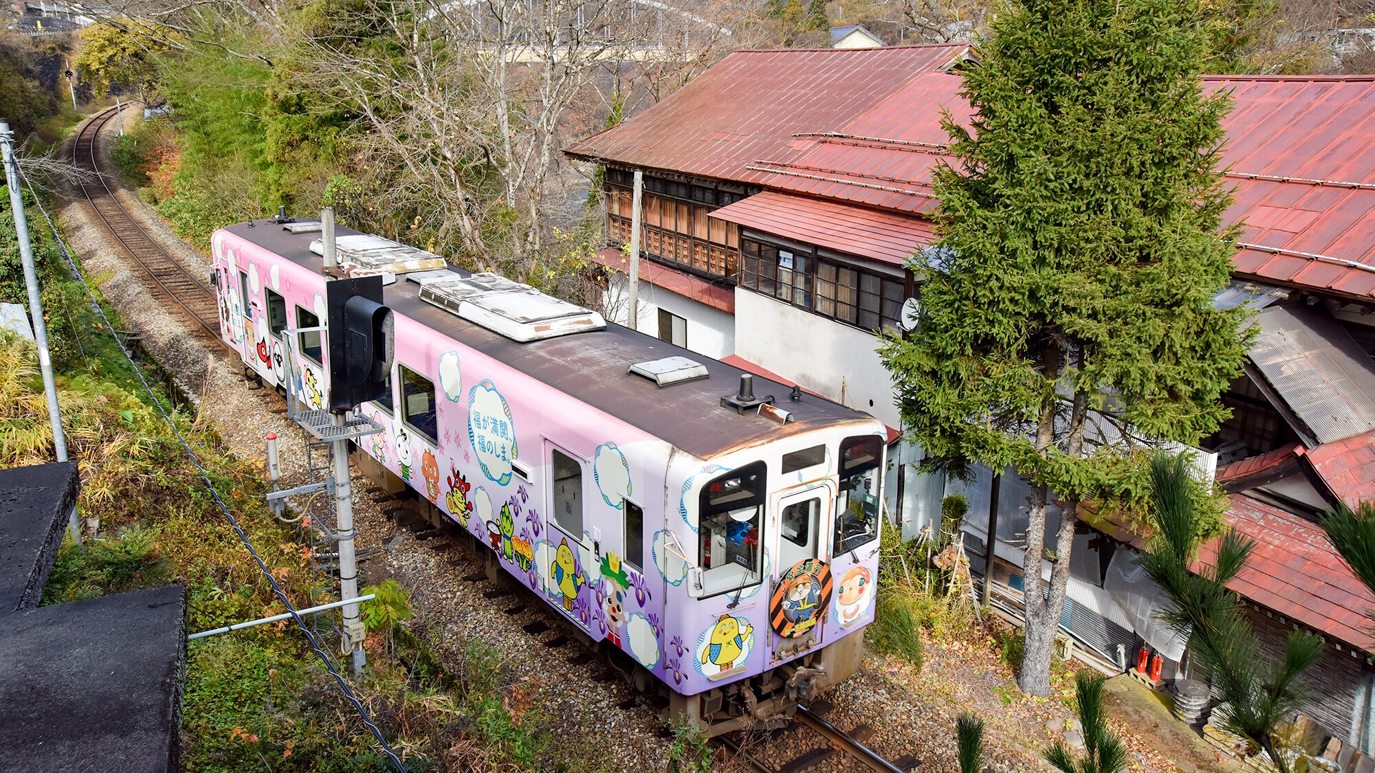 * View from the guest room / Enjoy the train view while relaxing in the guest room ♪