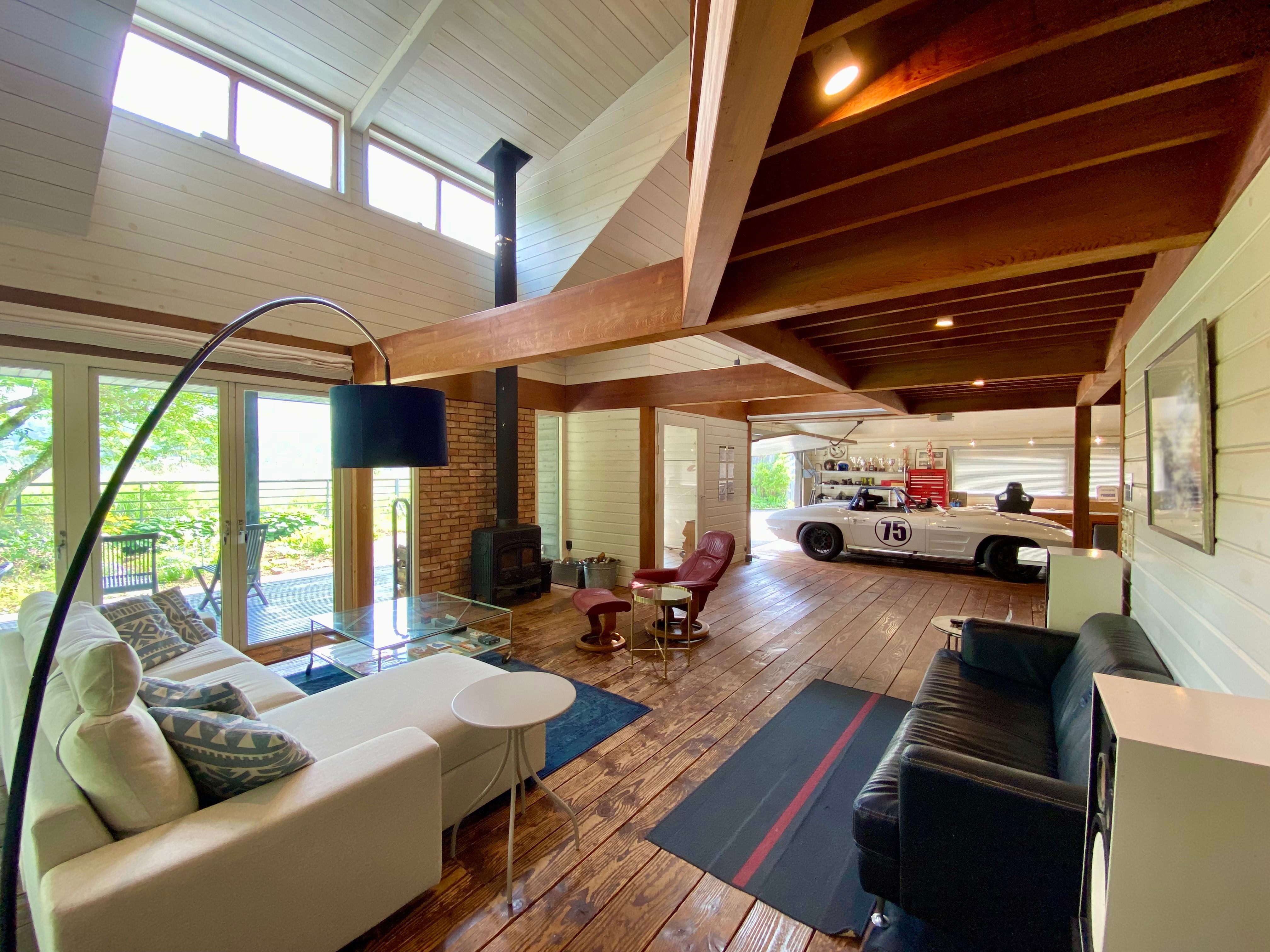 Corvette: Living Room