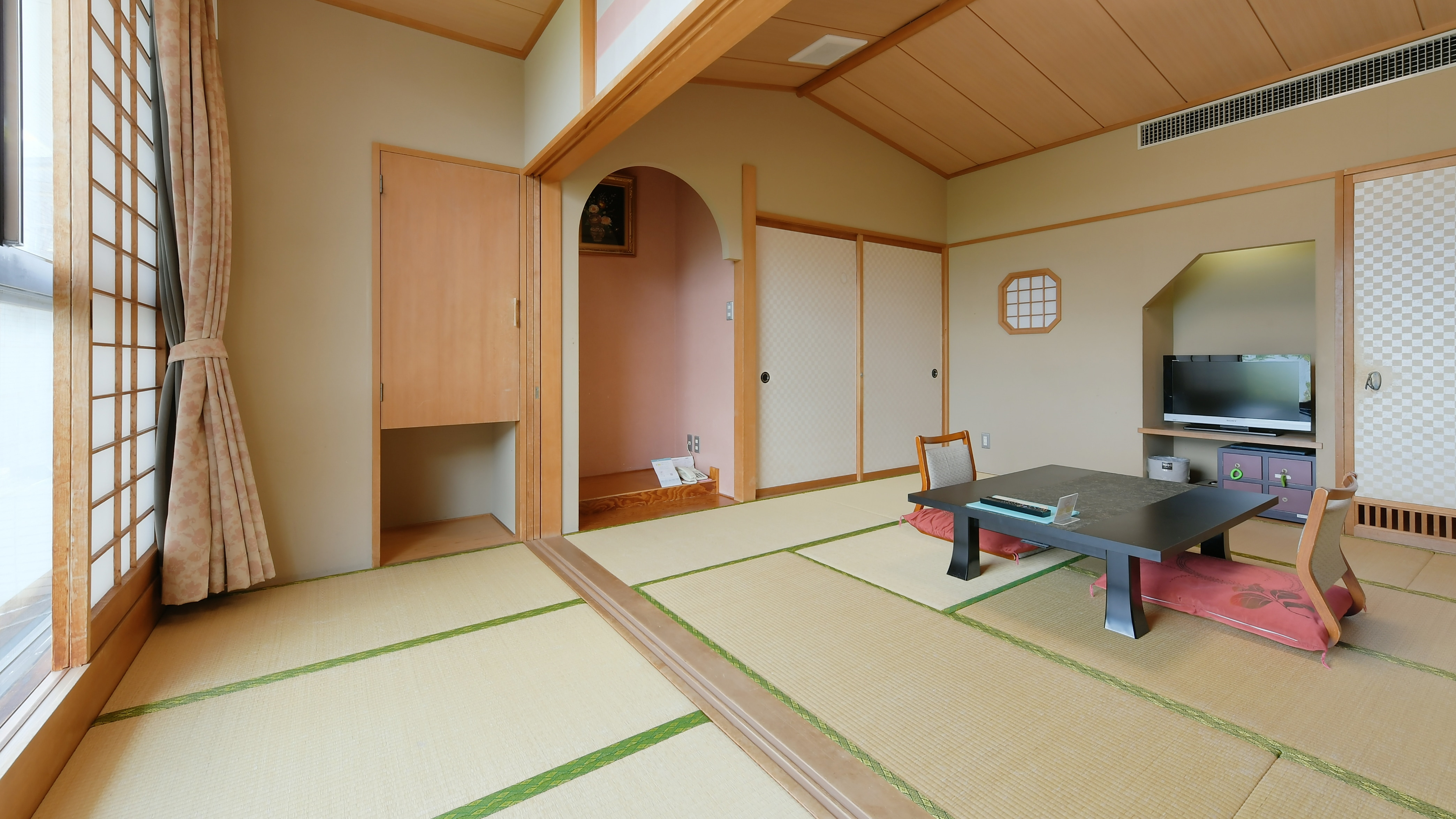 [Kawaguchiko view: Japanese-style room 8-10 tatami mats + wide rim] A Japanese-style room where you can relax slowly ♪