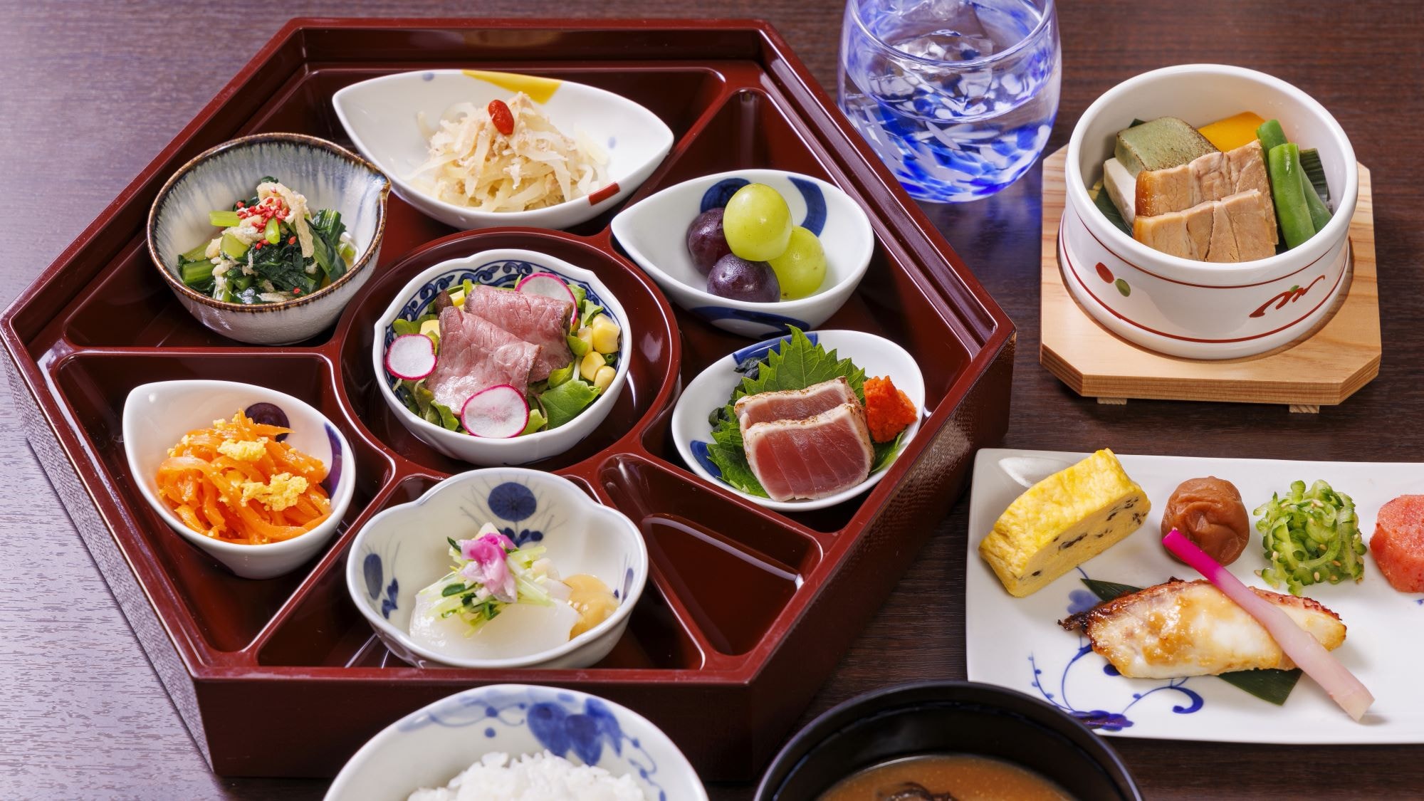 [Mirage (Breakfast example)] Toudoubon. A Japanese breakfast with small bowls of Okinawan and Miyakojima ingredients lined up on the "Toudoubon."