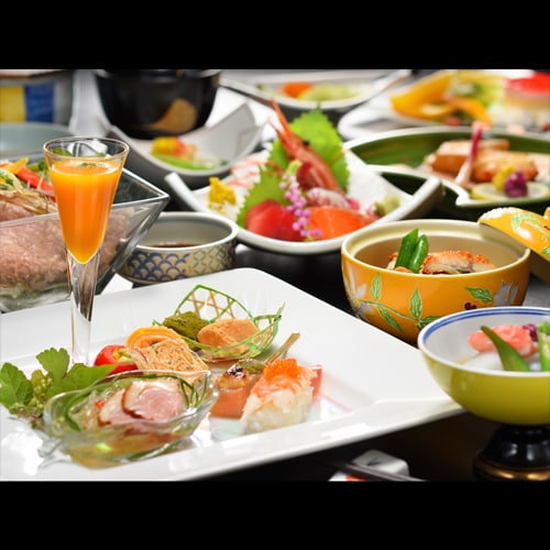 상쾌한 맛을 늘어놓은 여름의 선. 여름의 더위를 부드럽게 받을 수 있는 시원한 요리를 준비하고 있습니다.