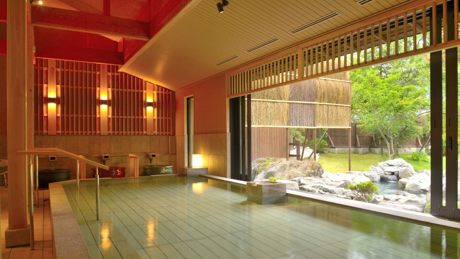 【螢明之湯】可眺望日本庭園的室內浴池/男女互換