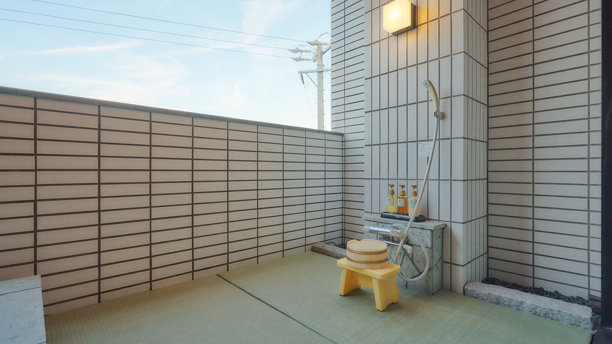 ・[Guest Room/Takasago] There is a shower on the balcony. You can enjoy a spacious bath time.