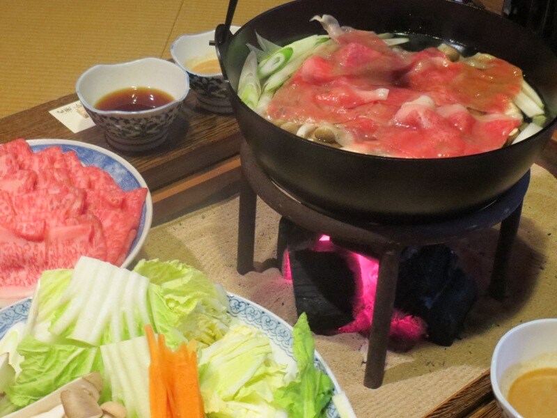 品嚐炭火烤製的“近江牛涮鍋”