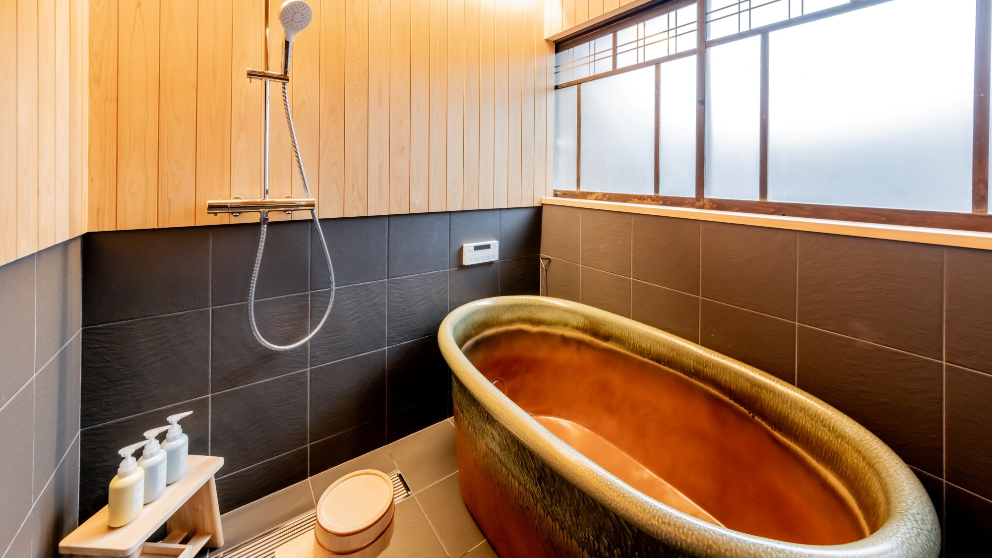[Hotaru-bi Building, Main Building 101] Shigaraki ware tub bath. Warm your body and soul in the gentle color of the bathtub.